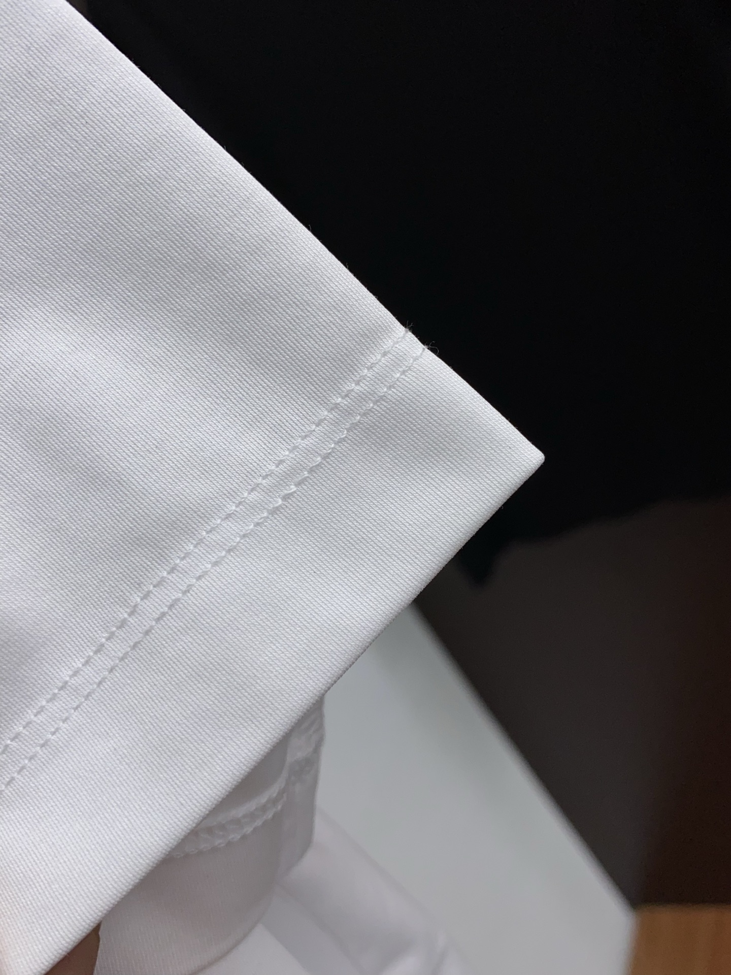  普拉达 2025春夏新款首发专柜最新款圆领短袖 高端订制 设计前卫时尚！品牌logo重工艺设计 高端定