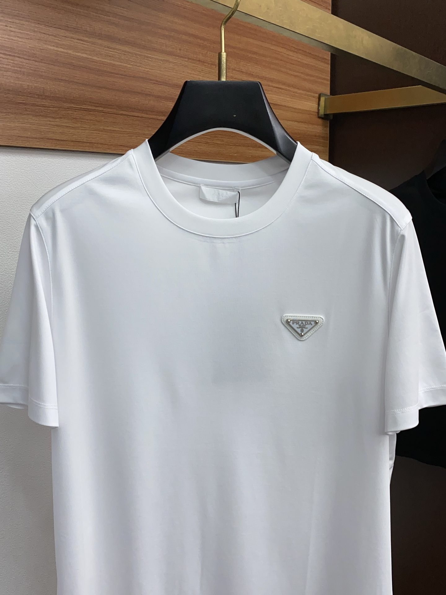  普拉达 2025春夏新款首发专柜最新款圆领短袖 高端订制 设计前卫时尚！品牌logo重工艺设计 高端定