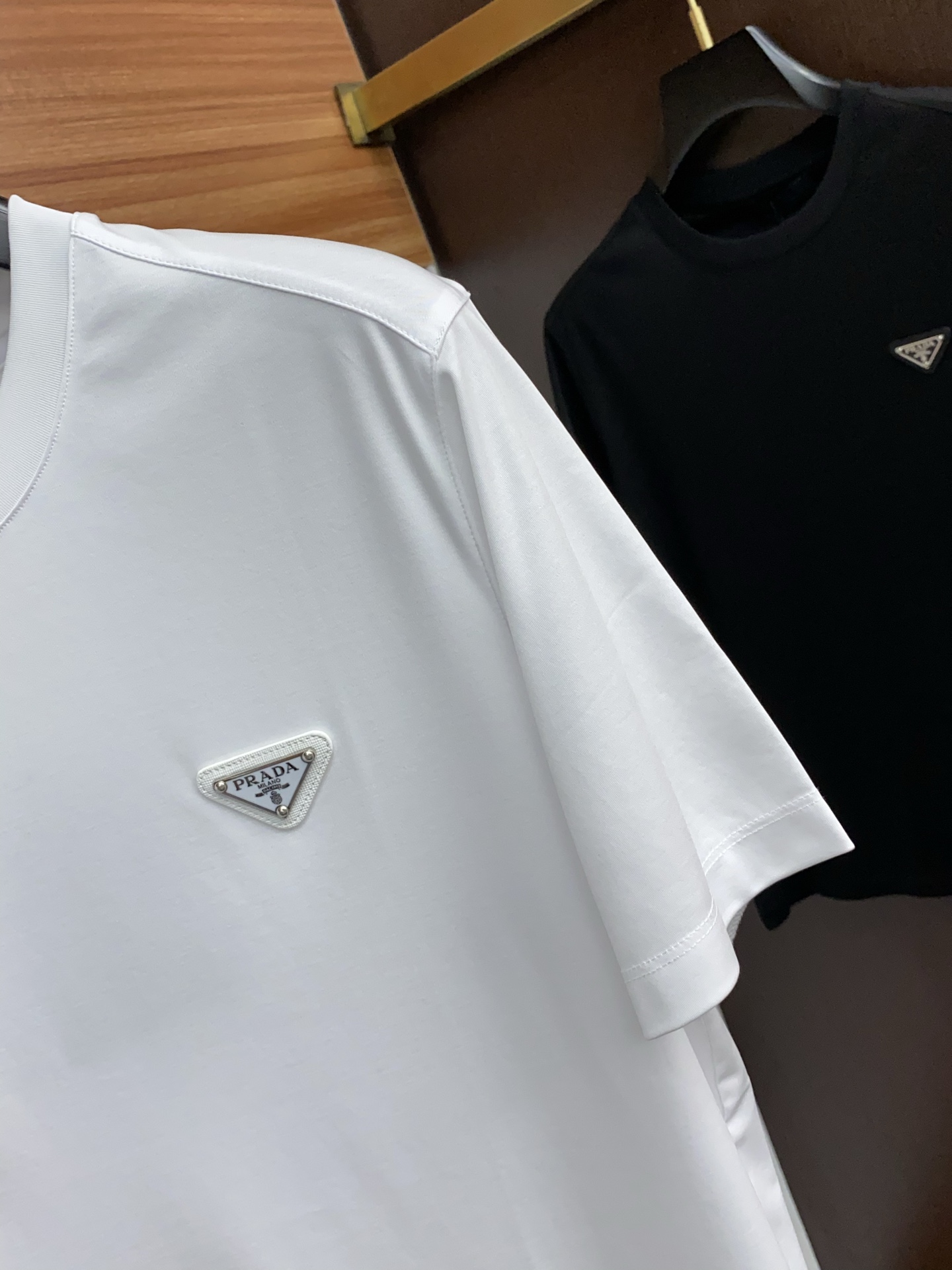  普拉达 2025春夏新款首发专柜最新款圆领短袖 高端订制 设计前卫时尚！品牌logo重工艺设计 高端定