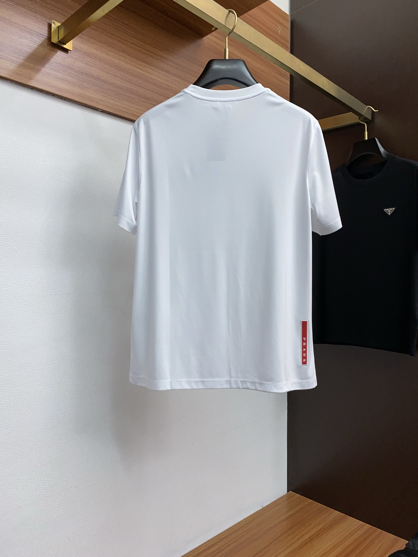  普拉达 2025春夏新款首发专柜最新款圆领短袖 高端订制 设计前卫时尚！品牌logo重工艺设计 高端定