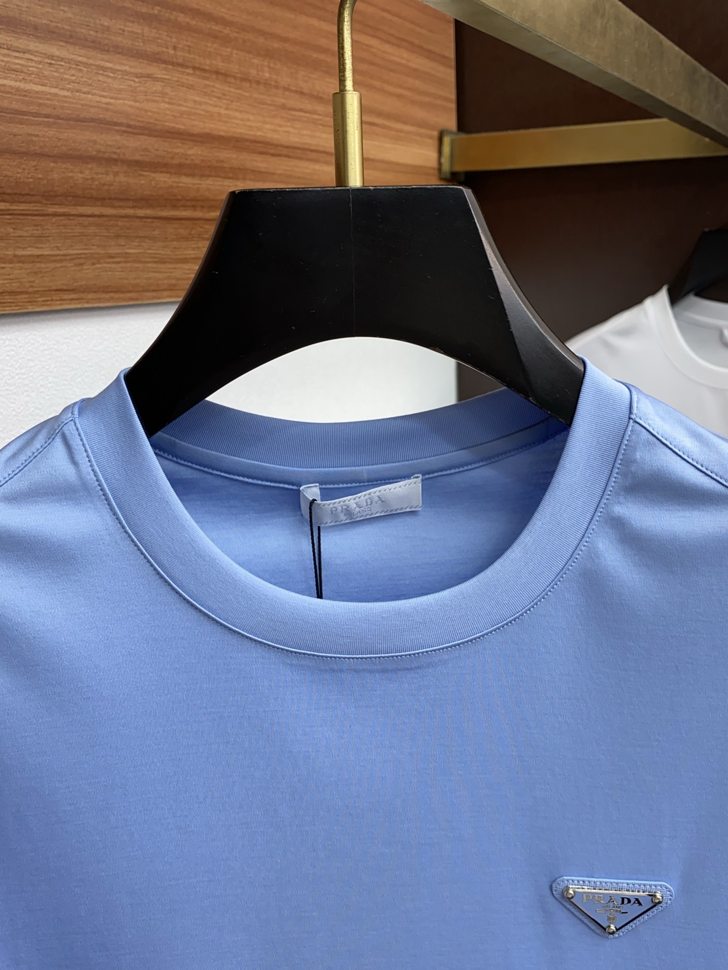 普拉达 2026春夏新款首发专柜最新款圆领短袖 高端订制 设计前卫时尚！品牌logo重工艺设计 高端定制