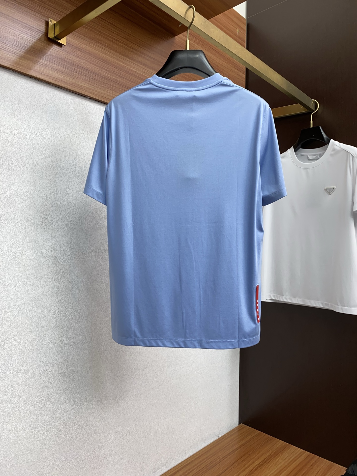 普拉达 2026春夏新款首发专柜最新款圆领短袖 高端订制 设计前卫时尚！品牌logo重工艺设计 高端定制