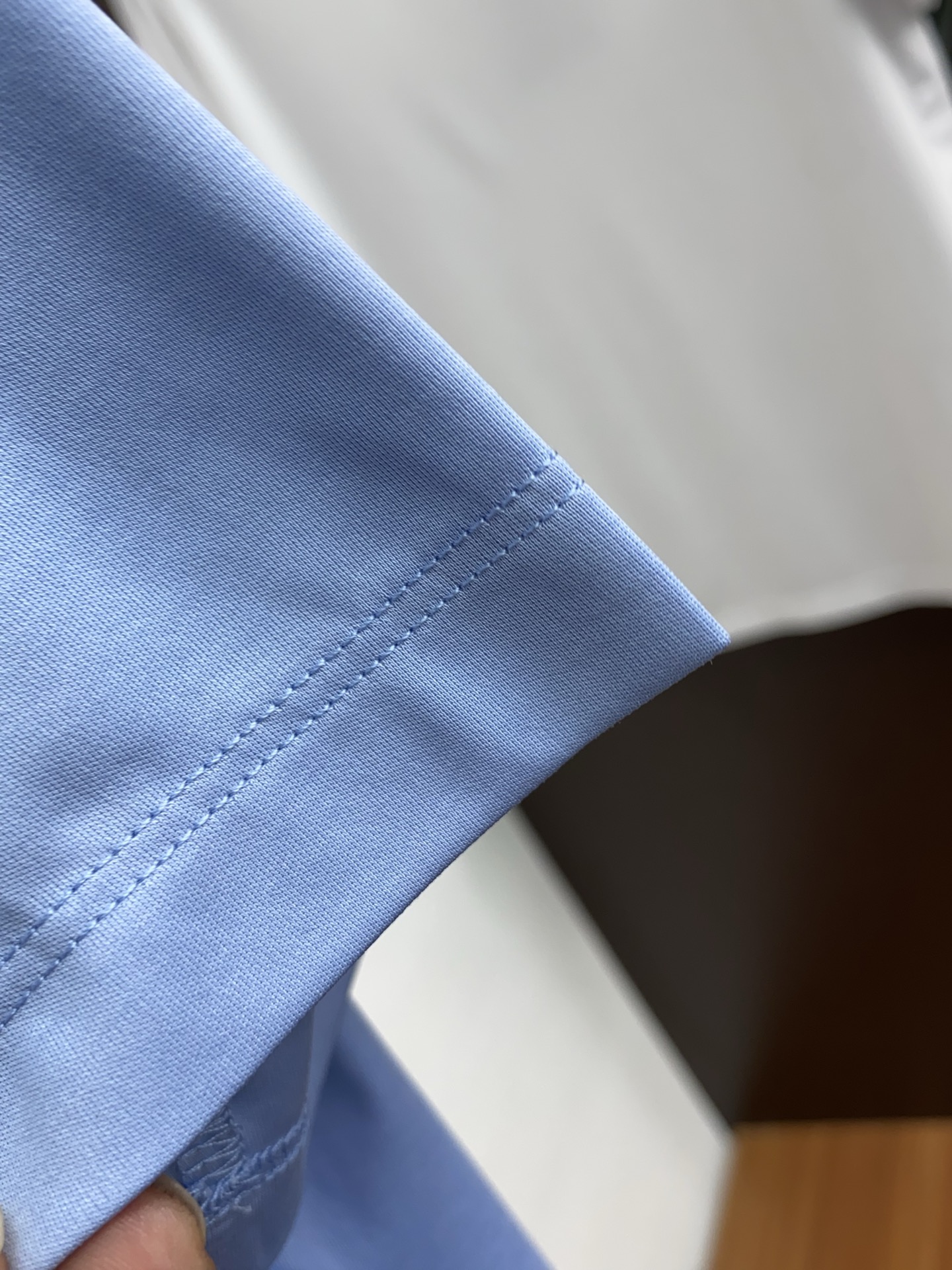 普拉达 2026春夏新款首发专柜最新款圆领短袖 高端订制 设计前卫时尚！品牌logo重工艺设计 高端定制