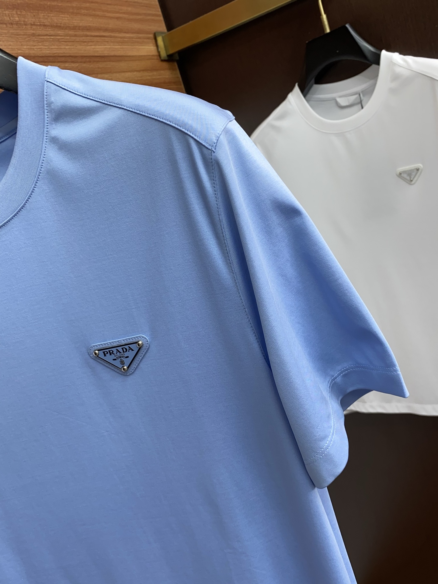 普拉达 2026春夏新款首发专柜最新款圆领短袖 高端订制 设计前卫时尚！品牌logo重工艺设计 高端定制