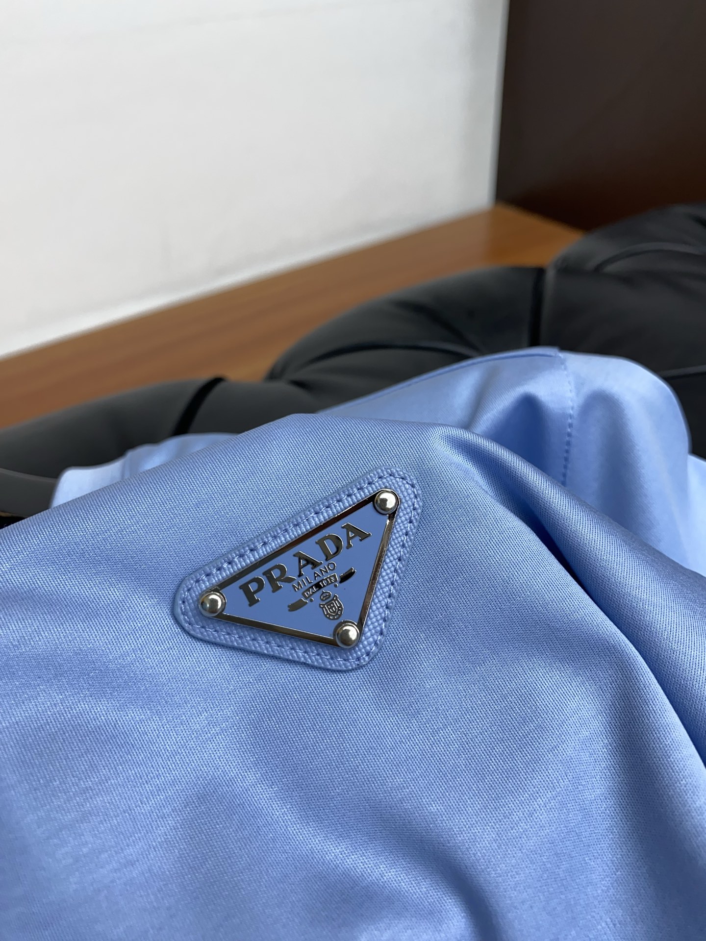 普拉达 2026春夏新款首发专柜最新款圆领短袖 高端订制 设计前卫时尚！品牌logo重工艺设计 高端定制