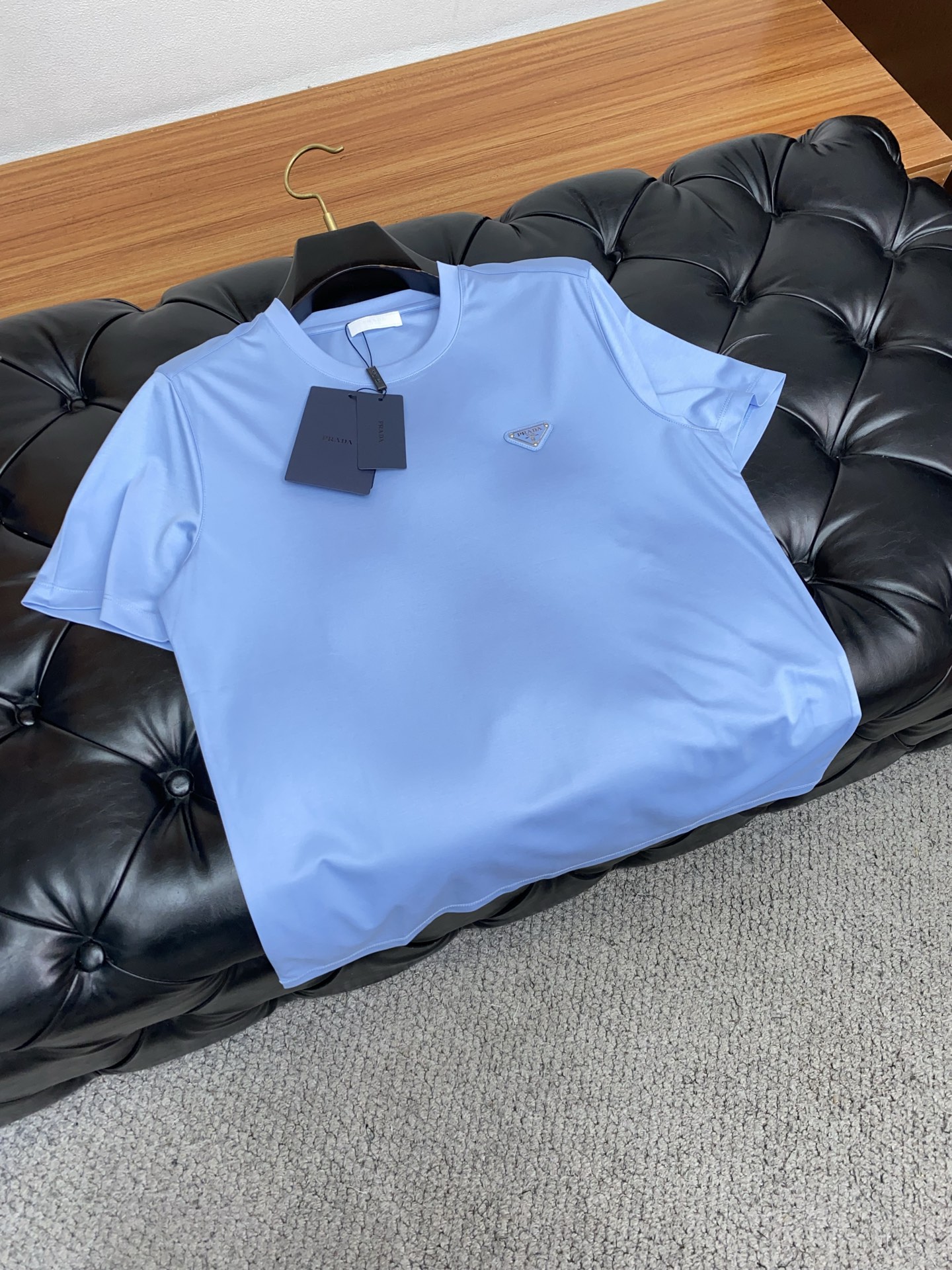 普拉达 2026春夏新款首发专柜最新款圆领短袖 高端订制 设计前卫时尚！品牌logo重工艺设计 高端定制