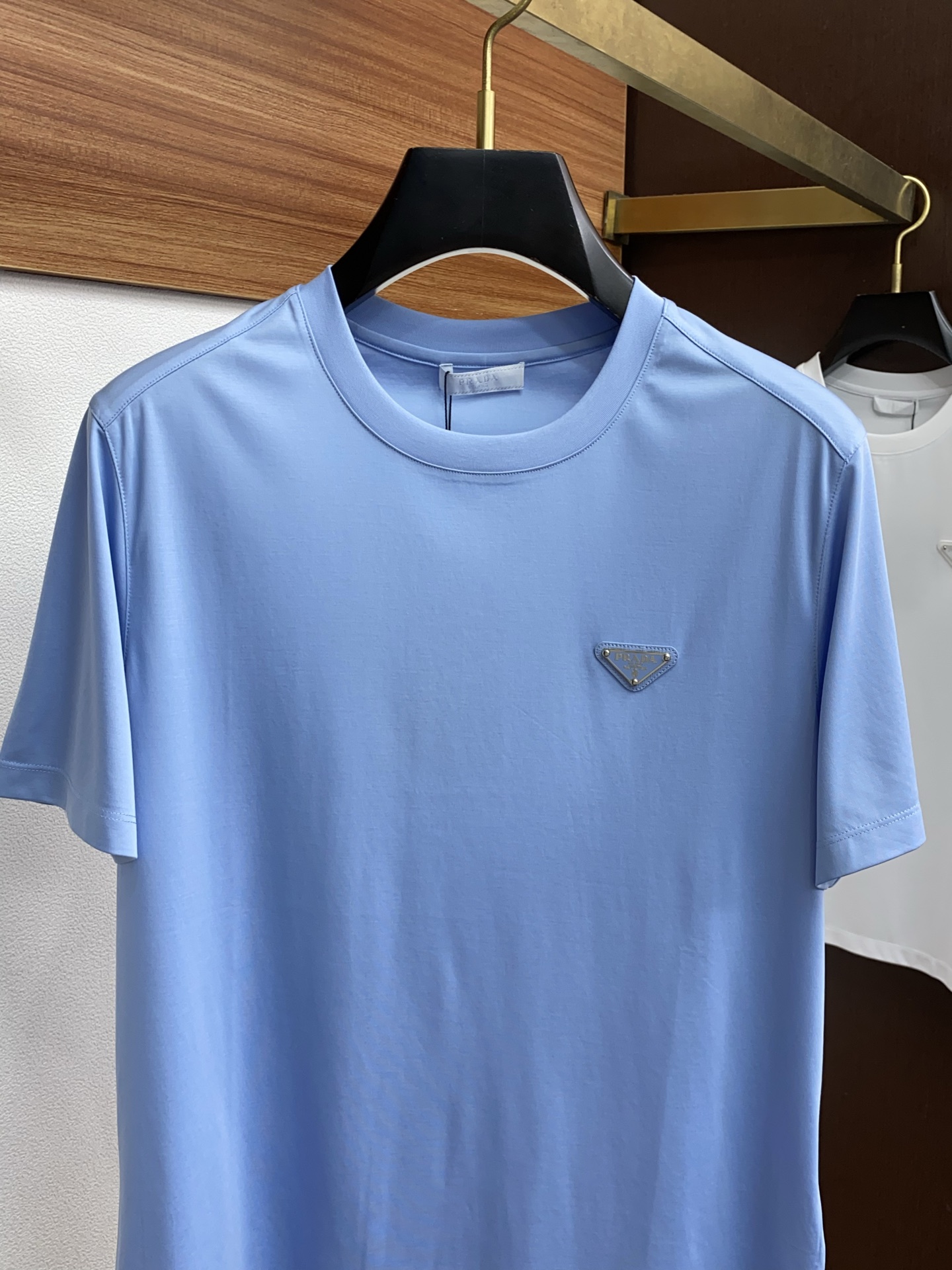 普拉达 2026春夏新款首发专柜最新款圆领短袖 高端订制 设计前卫时尚！品牌logo重工艺设计 高端定制