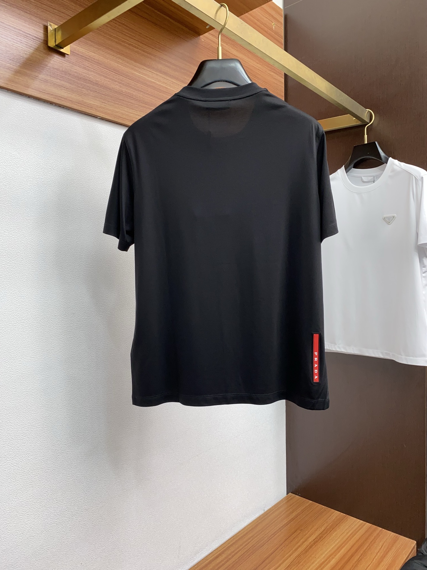  普拉达 2025春夏新款首发专柜最新款圆领短袖 高端订制 设计前卫时尚！品牌logo重工艺设计 高端定