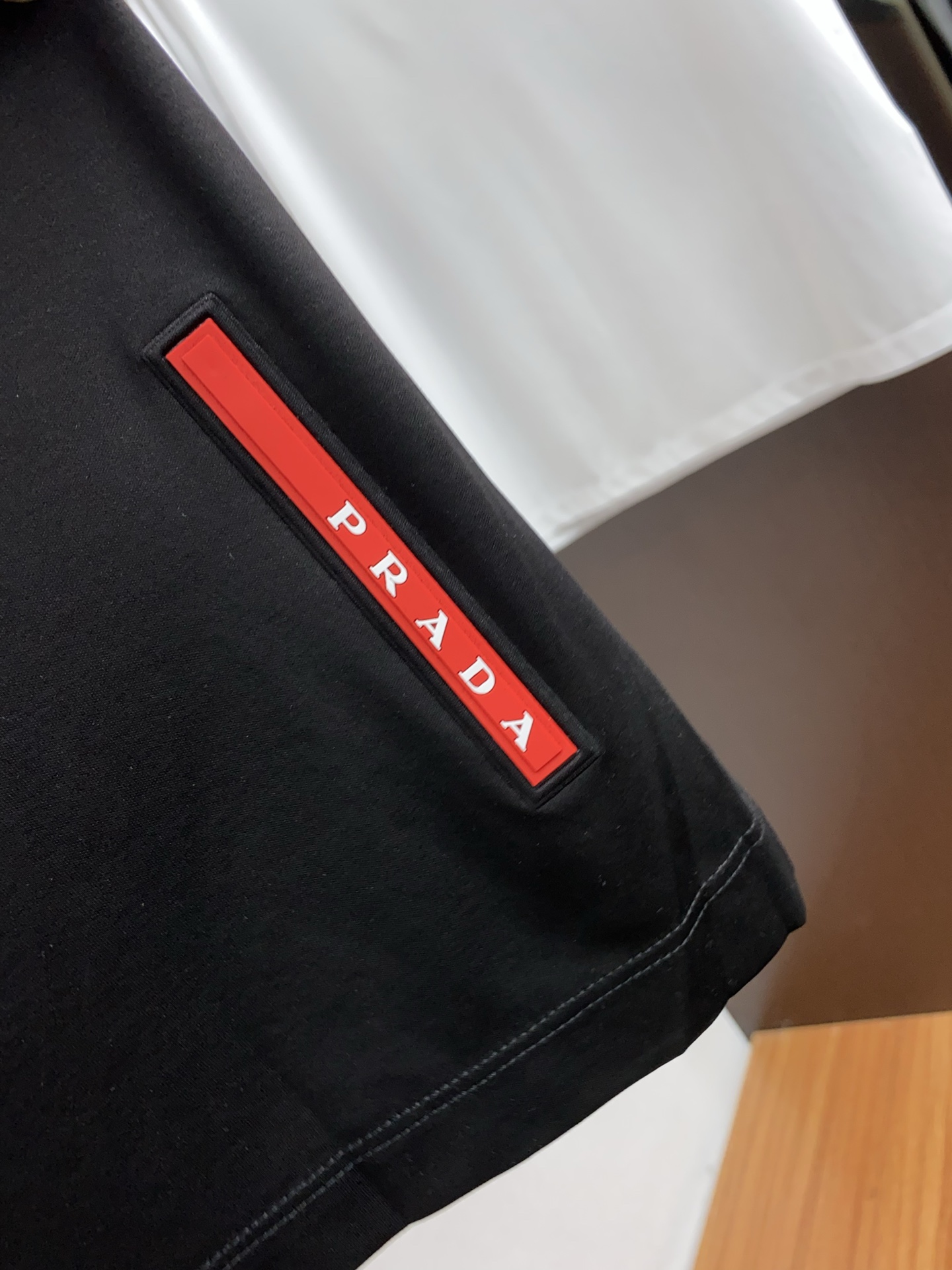  普拉达 2025春夏新款首发专柜最新款圆领短袖 高端订制 设计前卫时尚！品牌logo重工艺设计 高端定