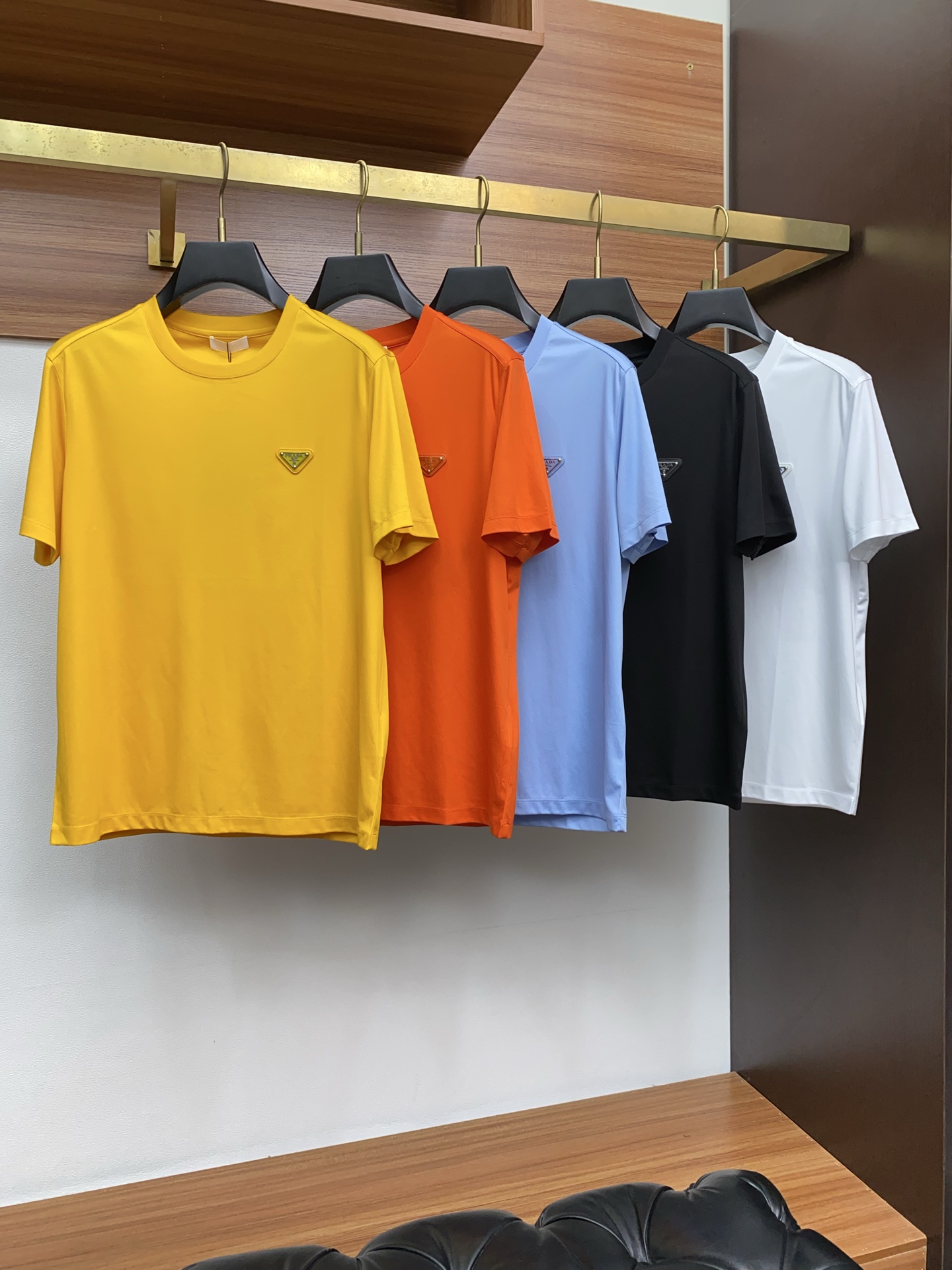  普拉达 2025春夏新款首发专柜最新款圆领短袖 高端订制 设计前卫时尚！品牌logo重工艺设计 高端定