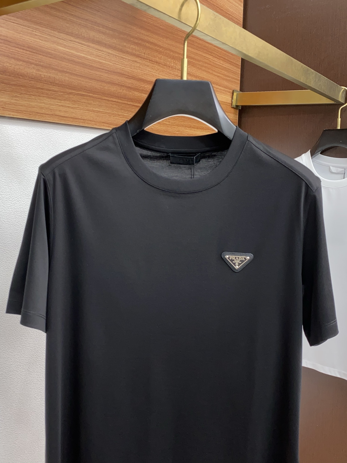  普拉达 2025春夏新款首发专柜最新款圆领短袖 高端订制 设计前卫时尚！品牌logo重工艺设计 高端定