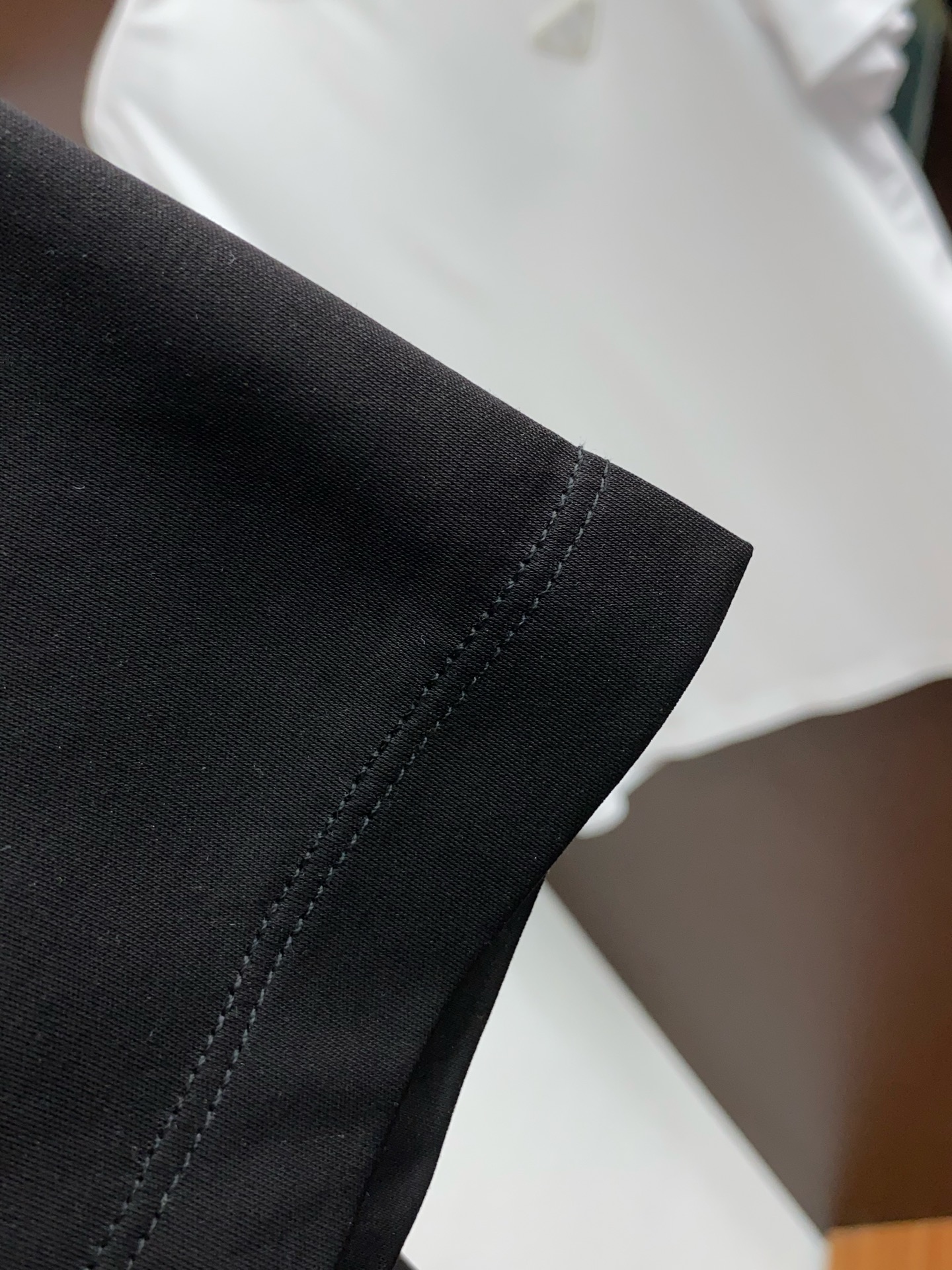  普拉达 2025春夏新款首发专柜最新款圆领短袖 高端订制 设计前卫时尚！品牌logo重工艺设计 高端定