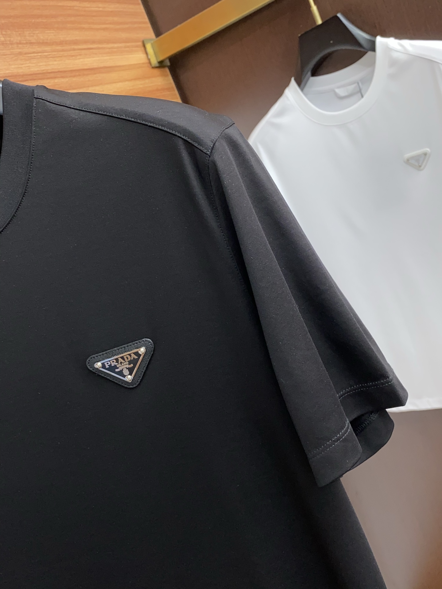  普拉达 2025春夏新款首发专柜最新款圆领短袖 高端订制 设计前卫时尚！品牌logo重工艺设计 高端定
