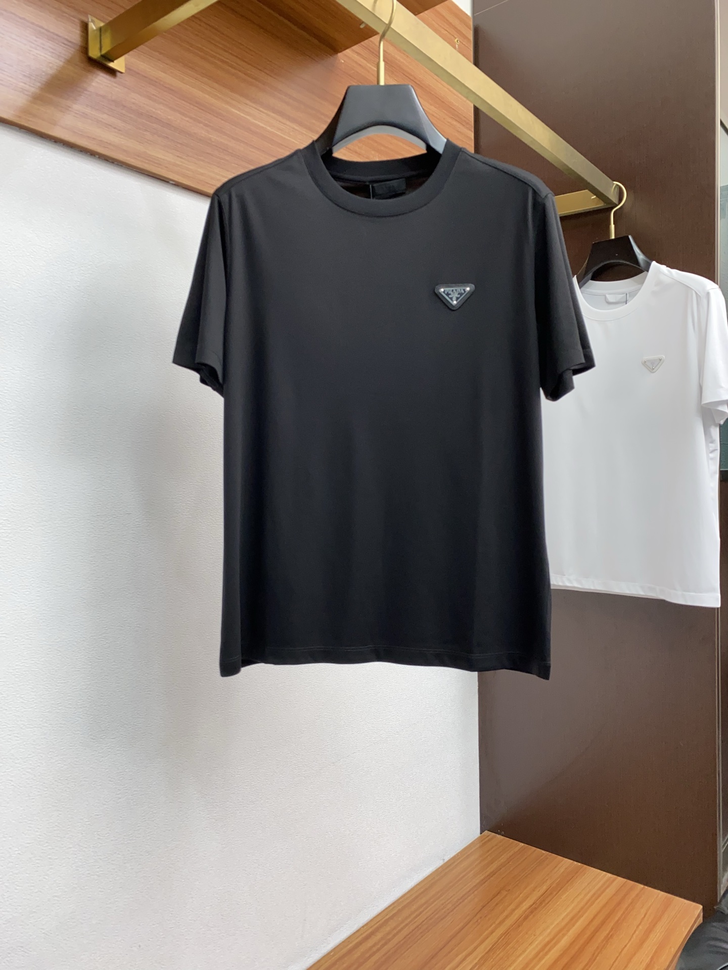  普拉达 2025春夏新款首发专柜最新款圆领短袖 高端订制 设计前卫时尚！品牌logo重工艺设计 高端定