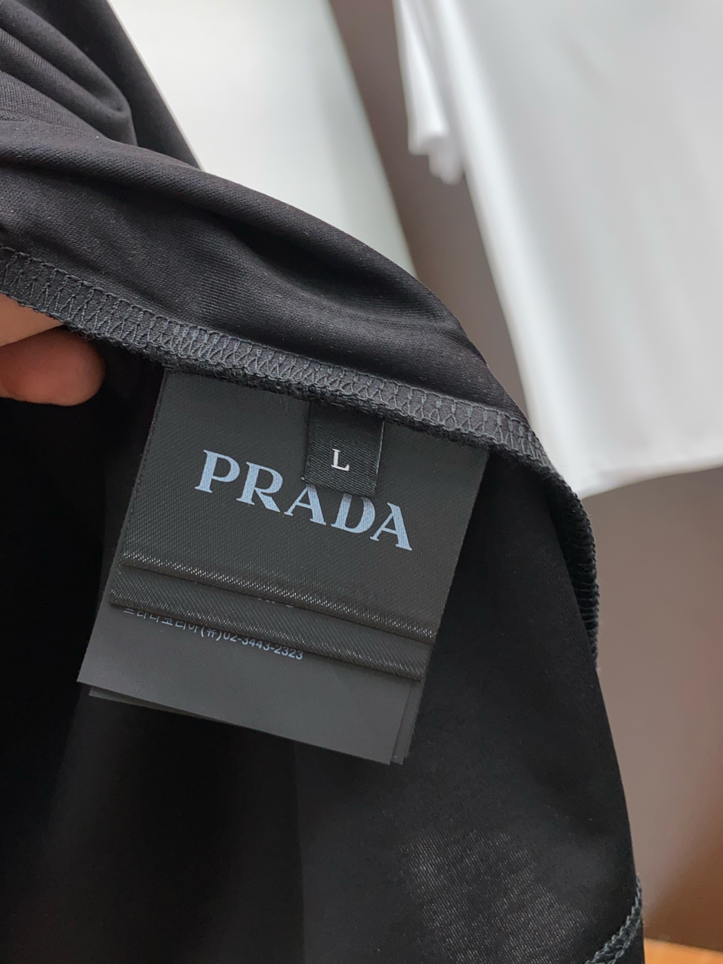  普拉达 2025春夏新款首发专柜最新款圆领短袖 高端订制 设计前卫时尚！品牌logo重工艺设计 高端定