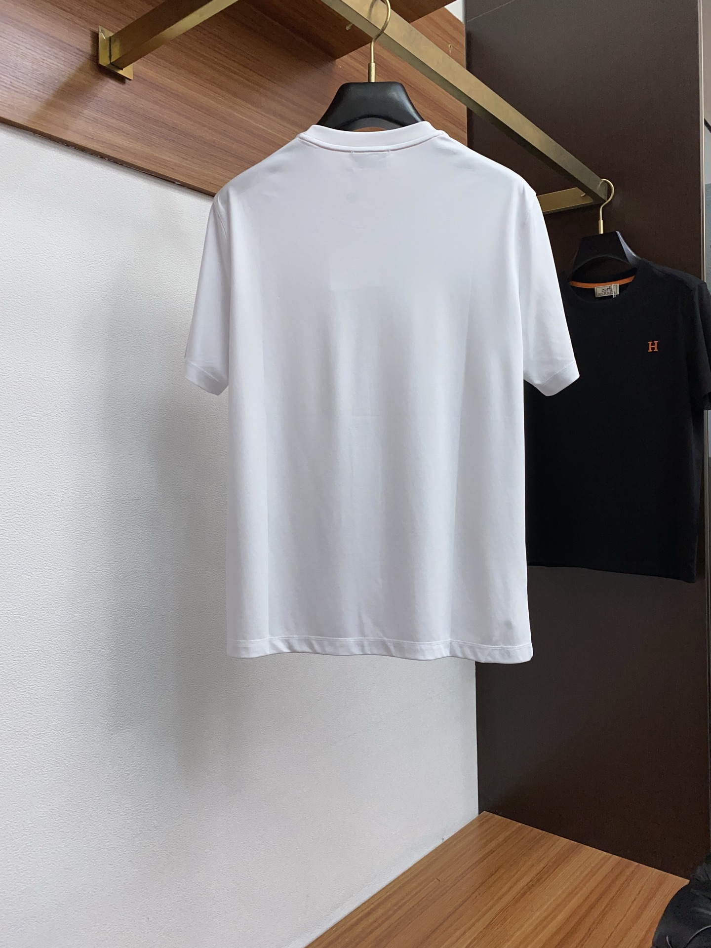 爱马仕 2026春夏新款首发专柜最新款圆领短袖 高端订制 设计前卫时尚！品牌logo重工艺设计 高端定制