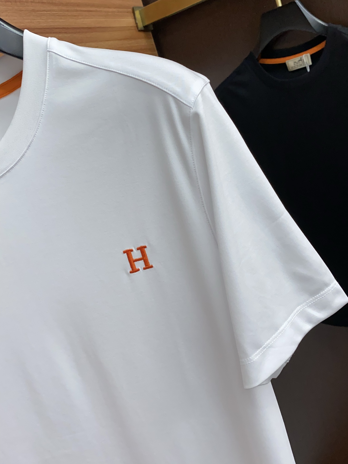 爱马仕 2026春夏新款首发专柜最新款圆领短袖 高端订制 设计前卫时尚！品牌logo重工艺设计 高端定制