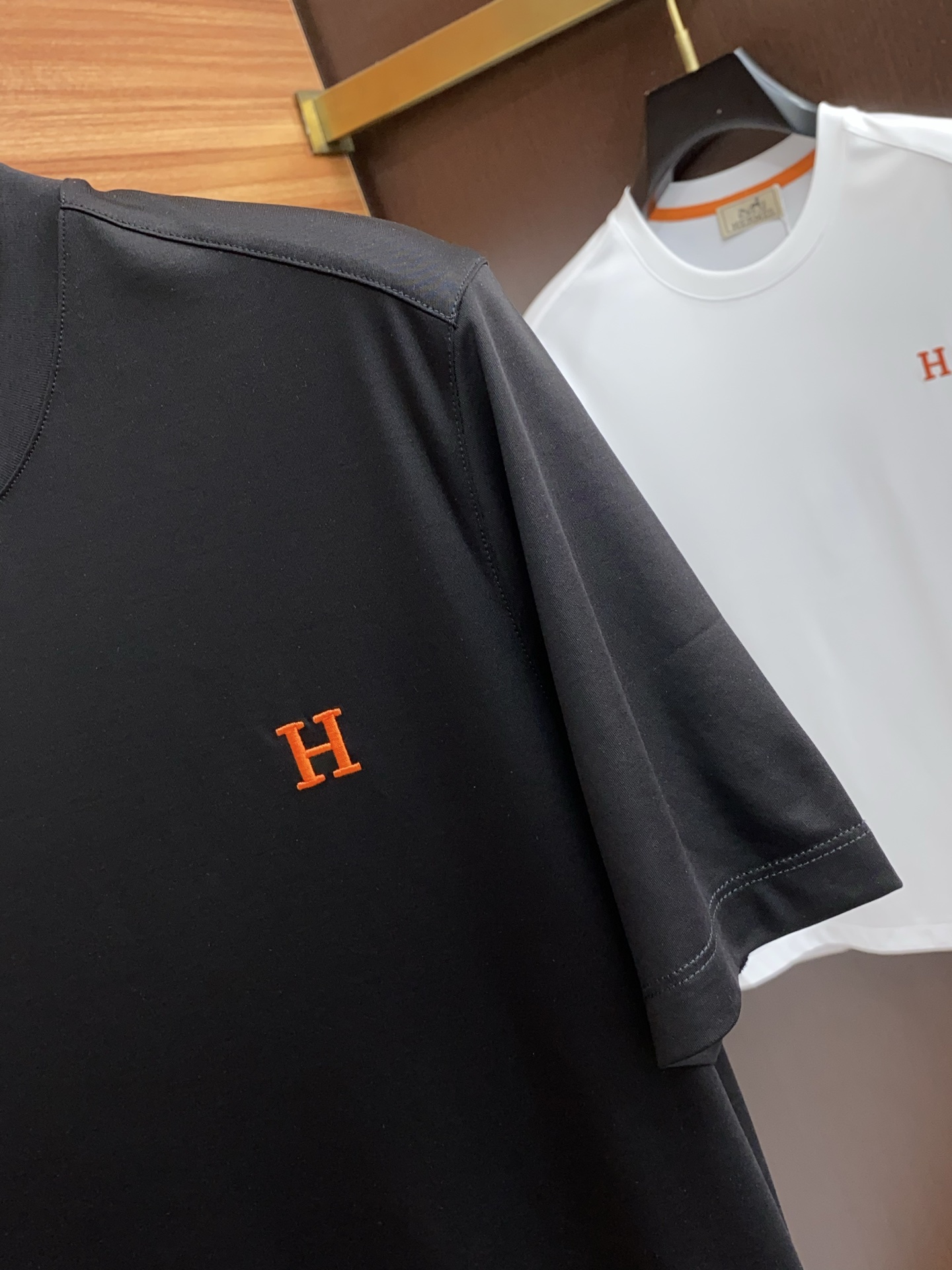 爱马仕 2026春夏新款首发专柜最新款圆领短袖 高端订制 设计前卫时尚！品牌logo重工艺设计 高端定制