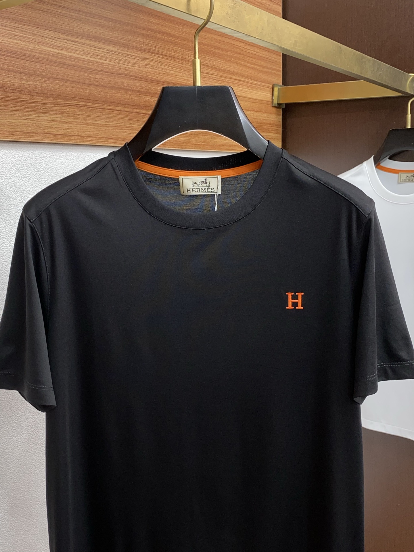 爱马仕 2026春夏新款首发专柜最新款圆领短袖 高端订制 设计前卫时尚！品牌logo重工艺设计 高端定制