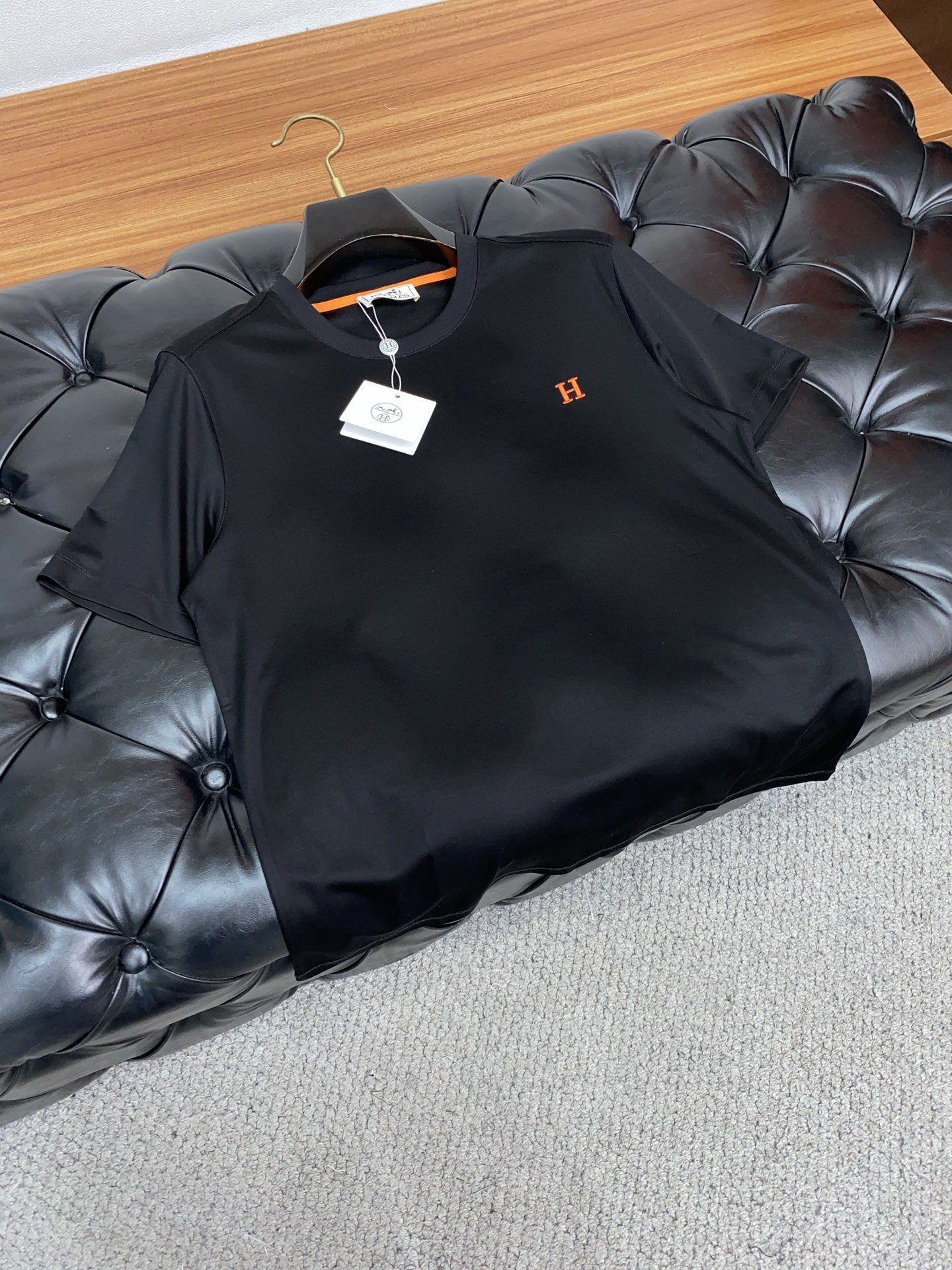 爱马仕 2026春夏新款首发专柜最新款圆领短袖 高端订制 设计前卫时尚！品牌logo重工艺设计 高端定制