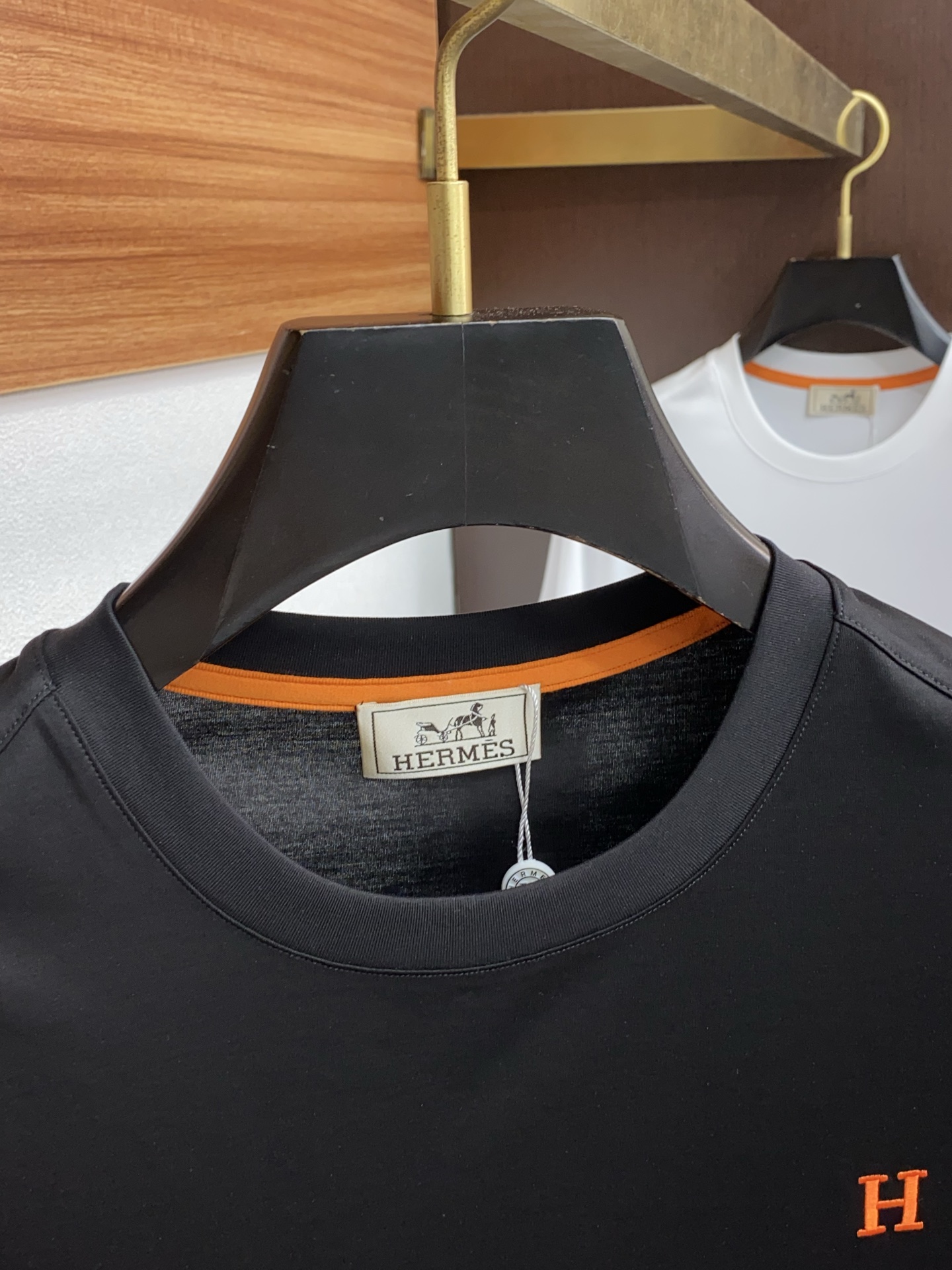 爱马仕 2026春夏新款首发专柜最新款圆领短袖 高端订制 设计前卫时尚！品牌logo重工艺设计 高端定制