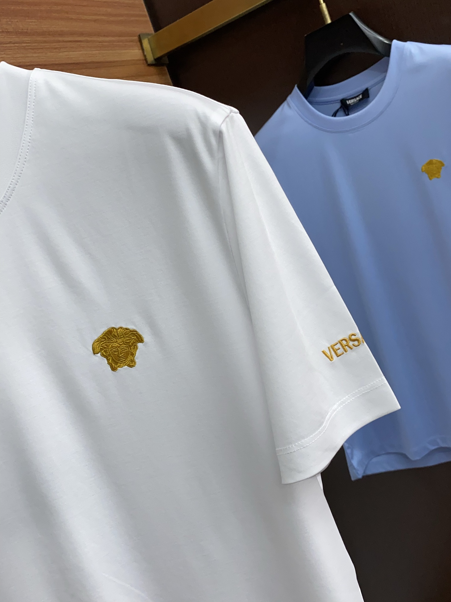 范思哲 2025春夏新款首发专柜最新款圆领短袖 高端订制 设计前卫时尚！品牌logo重工艺设计 高端定制