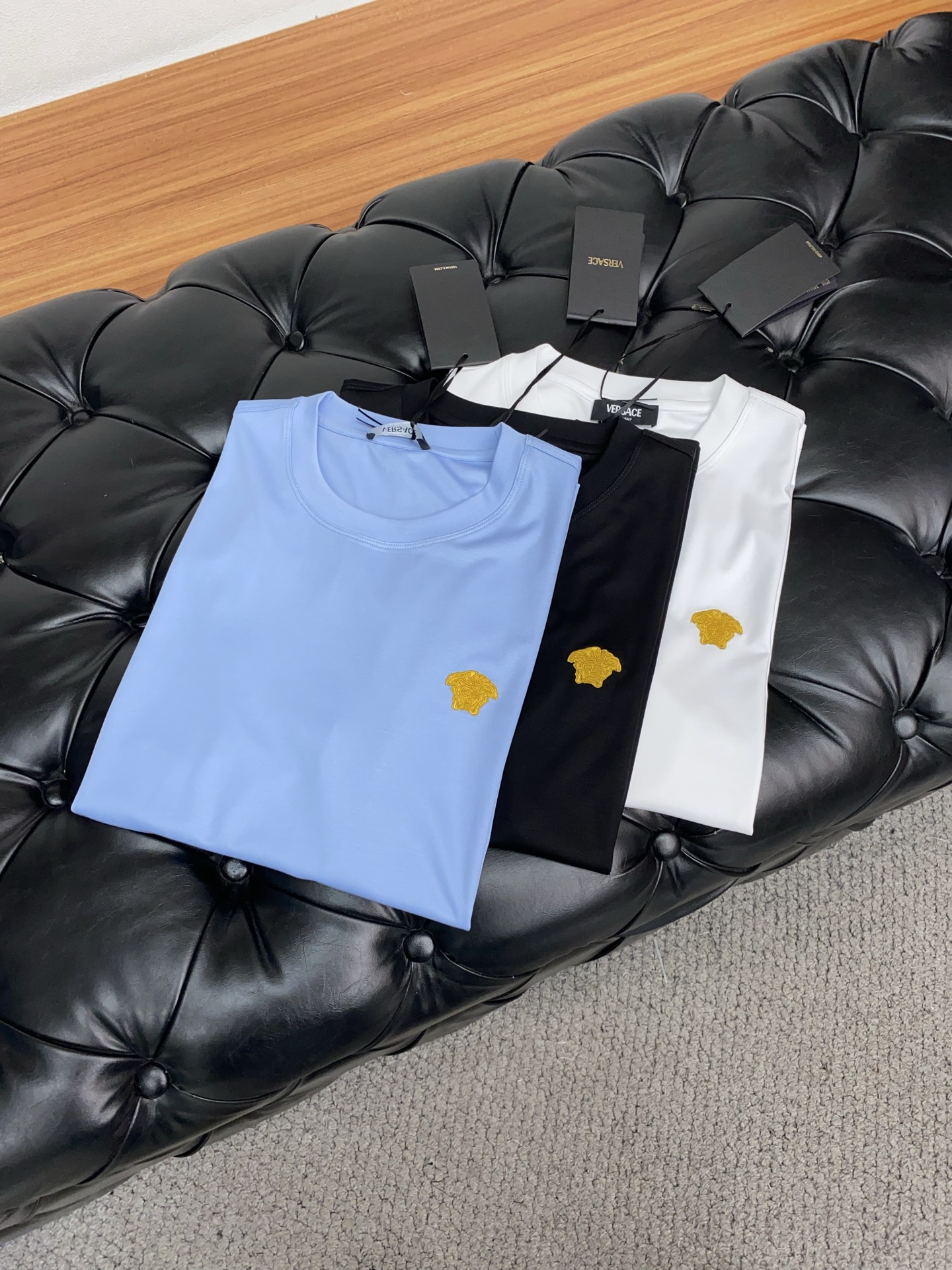 范思哲 2025春夏新款首发专柜最新款圆领短袖 高端订制 设计前卫时尚！品牌logo重工艺设计 高端定制