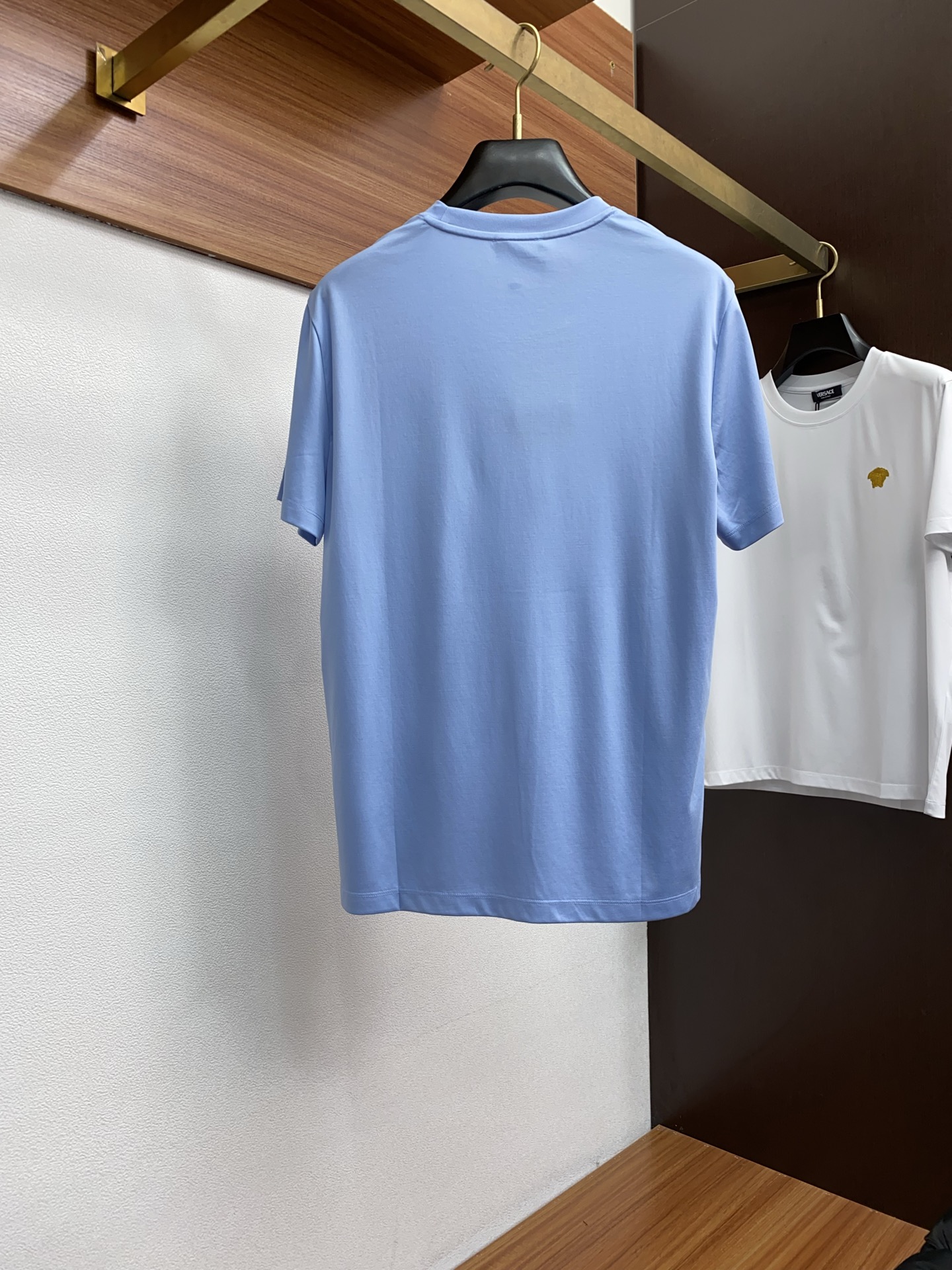   范思哲 2025春夏新款首发专柜最新款圆领短袖 高端订制 设计前卫时尚！品牌logo重工艺设计 高端