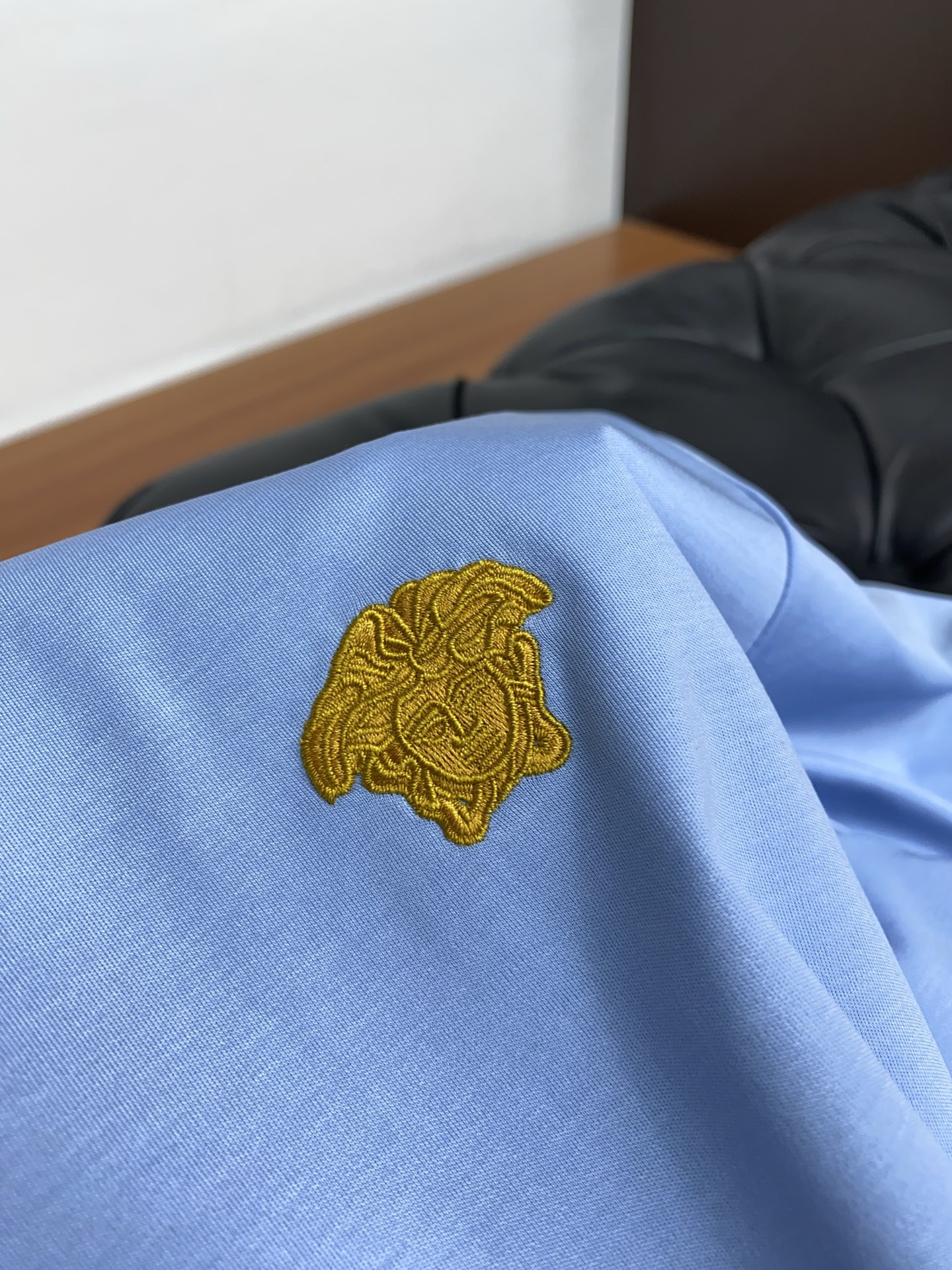   范思哲 2025春夏新款首发专柜最新款圆领短袖 高端订制 设计前卫时尚！品牌logo重工艺设计 高端