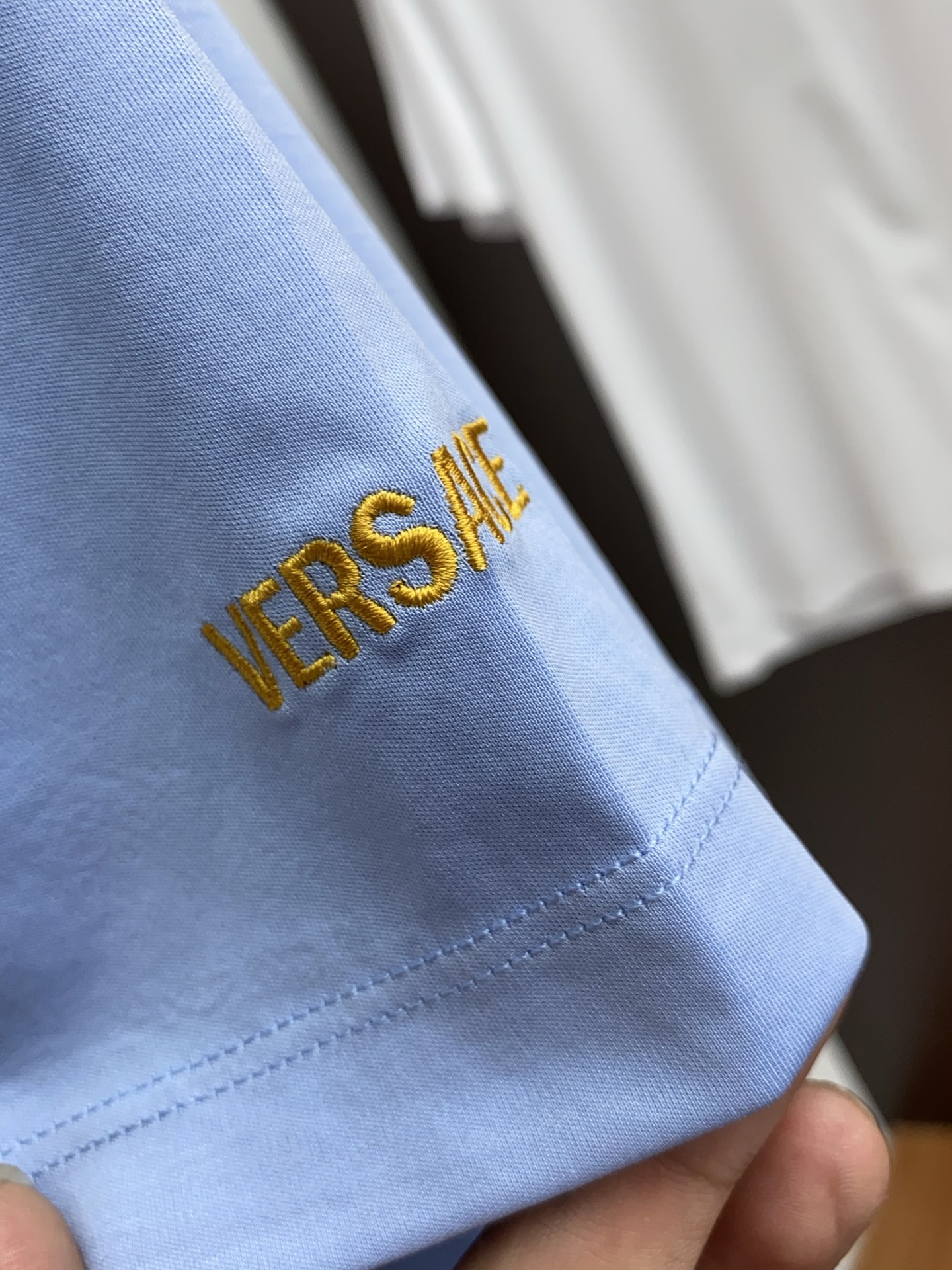   范思哲 2025春夏新款首发专柜最新款圆领短袖 高端订制 设计前卫时尚！品牌logo重工艺设计 高端