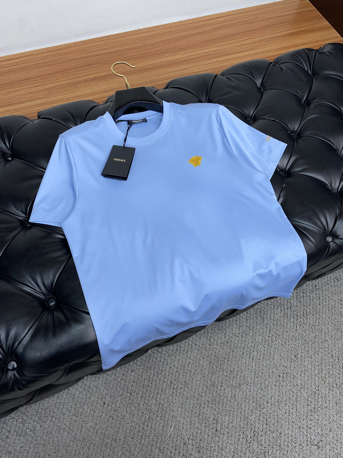   范思哲 2025春夏新款首发专柜最新款圆领短袖 高端订制 设计前卫时尚！品牌logo重工艺设计 高端