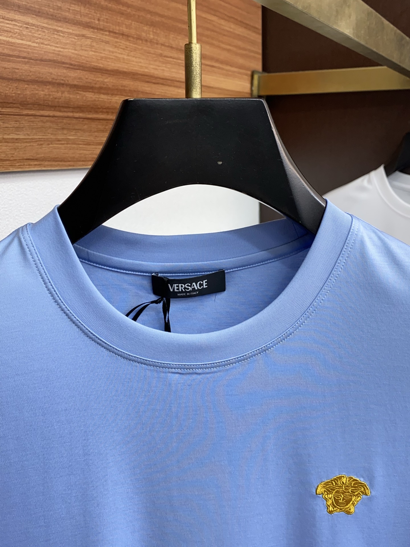   范思哲 2025春夏新款首发专柜最新款圆领短袖 高端订制 设计前卫时尚！品牌logo重工艺设计 高端