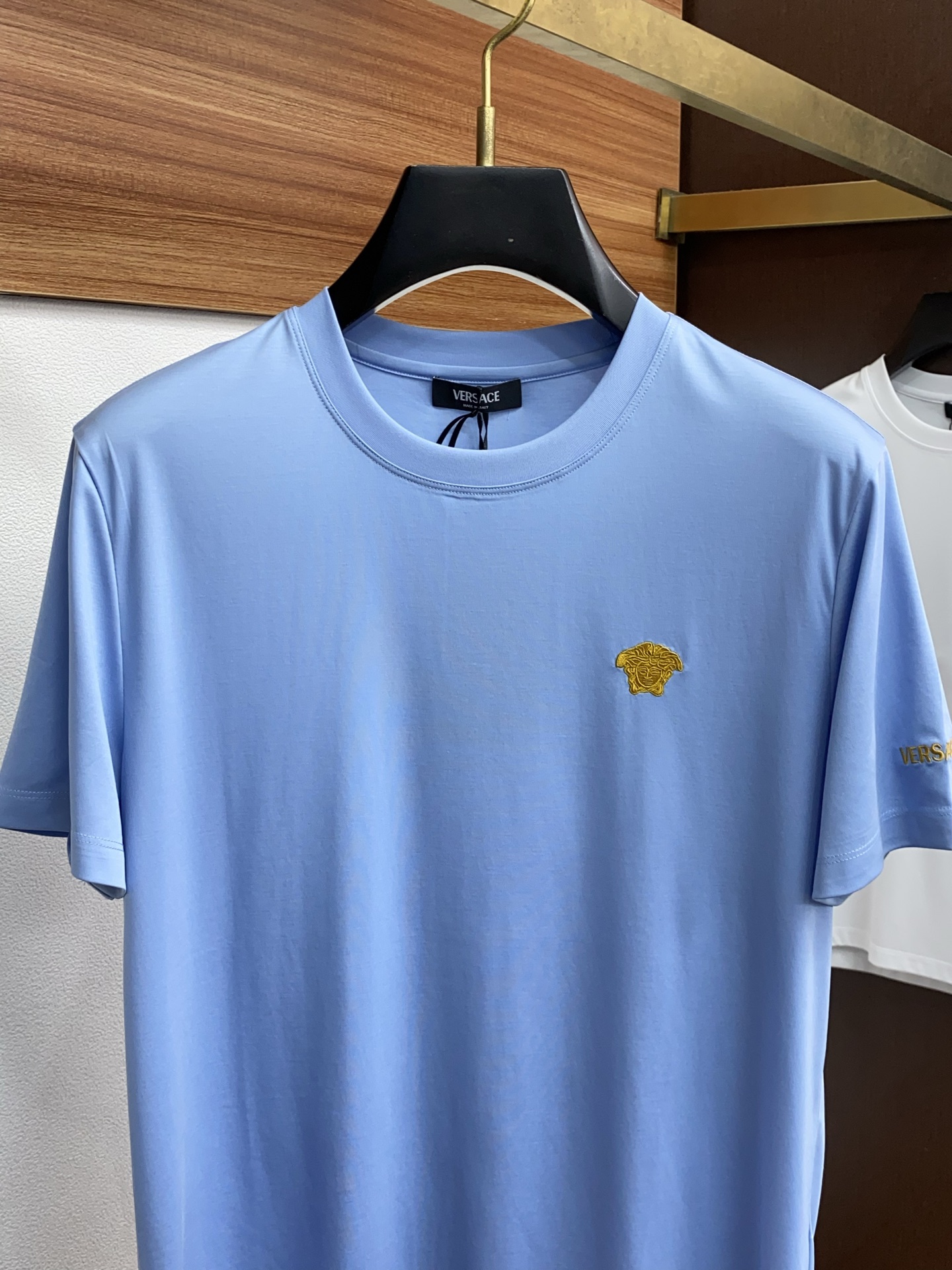   范思哲 2025春夏新款首发专柜最新款圆领短袖 高端订制 设计前卫时尚！品牌logo重工艺设计 高端