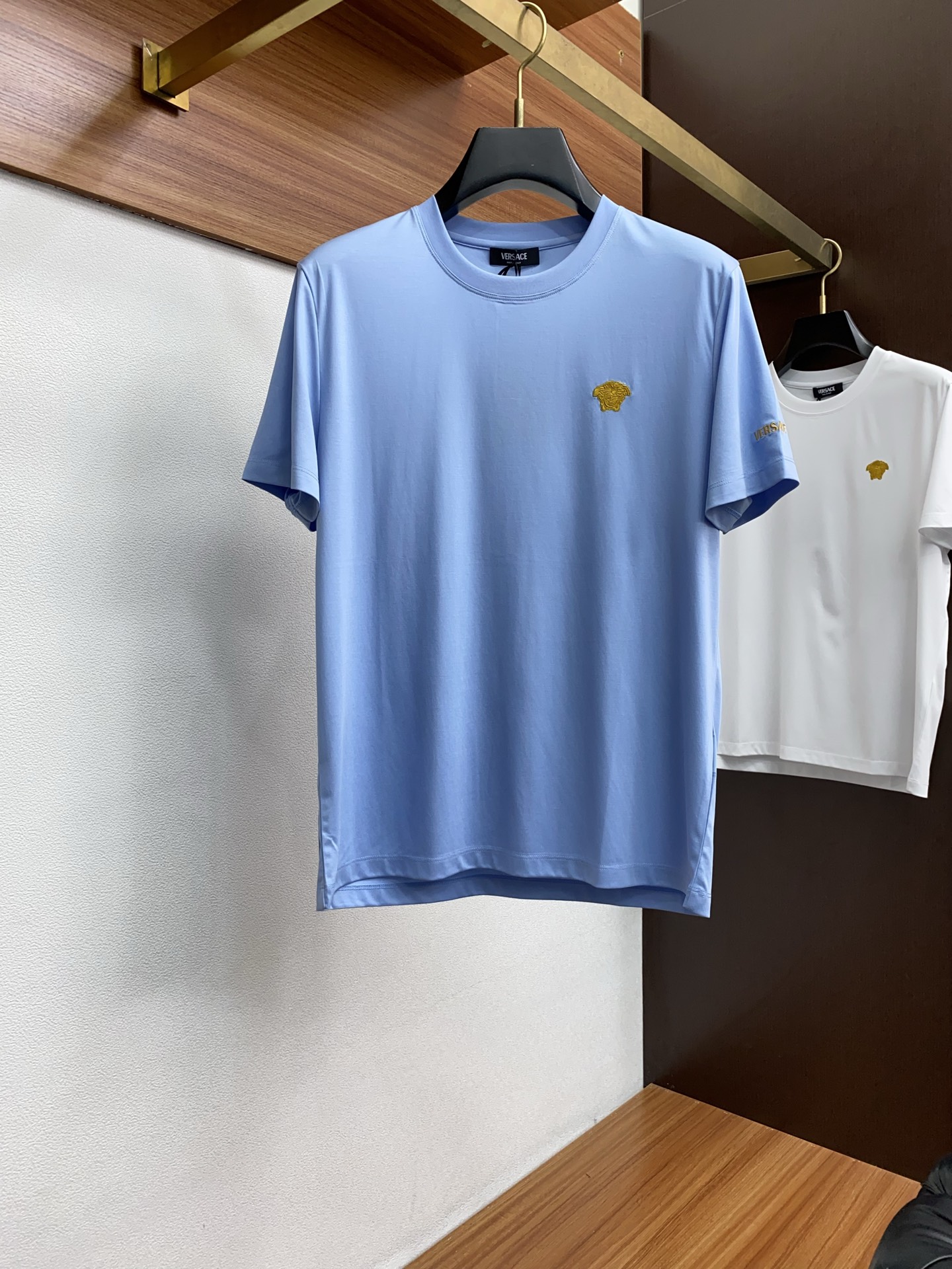   范思哲 2025春夏新款首发专柜最新款圆领短袖 高端订制 设计前卫时尚！品牌logo重工艺设计 高端