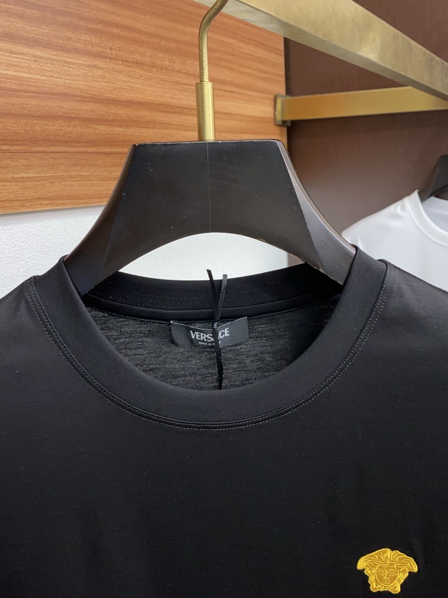 范思哲 2025春夏新款首发专柜最新款圆领短袖 高端订制 设计前卫时尚！品牌logo重工艺设计 高端定制