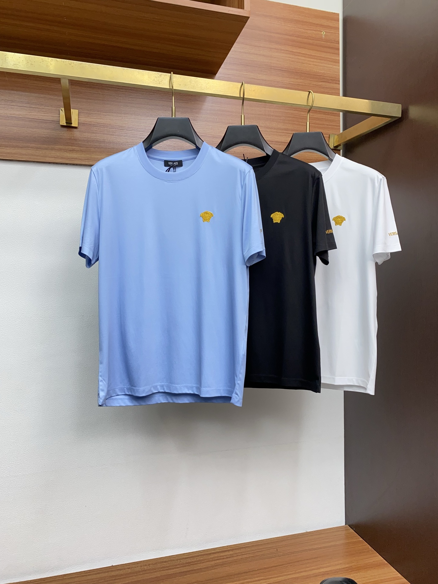 范思哲 2025春夏新款首发专柜最新款圆领短袖 高端订制 设计前卫时尚！品牌logo重工艺设计 高端定制