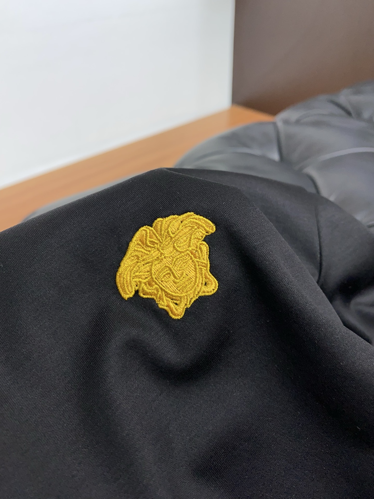 范思哲 2025春夏新款首发专柜最新款圆领短袖 高端订制 设计前卫时尚！品牌logo重工艺设计 高端定制