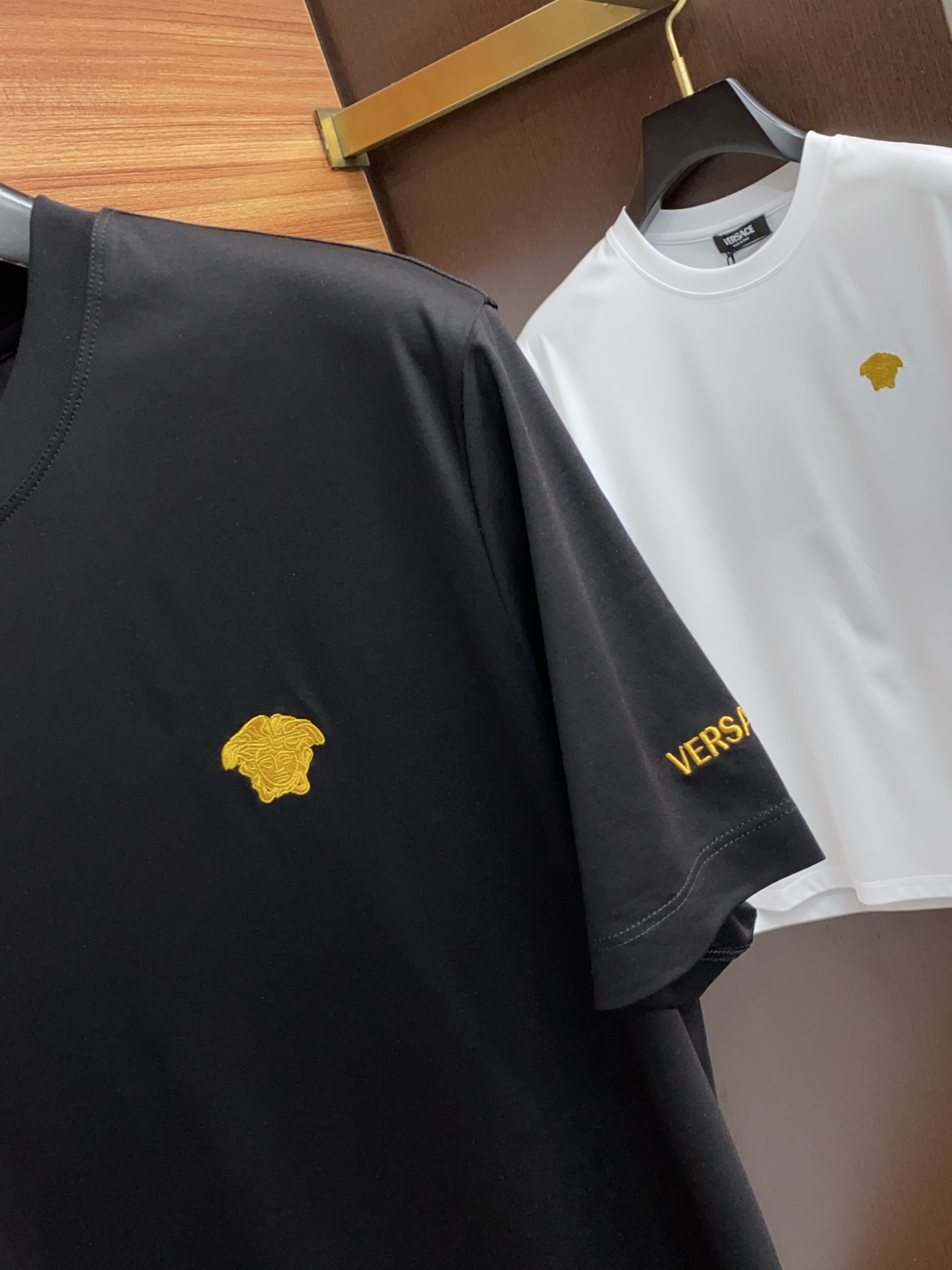 范思哲 2025春夏新款首发专柜最新款圆领短袖 高端订制 设计前卫时尚！品牌logo重工艺设计 高端定制