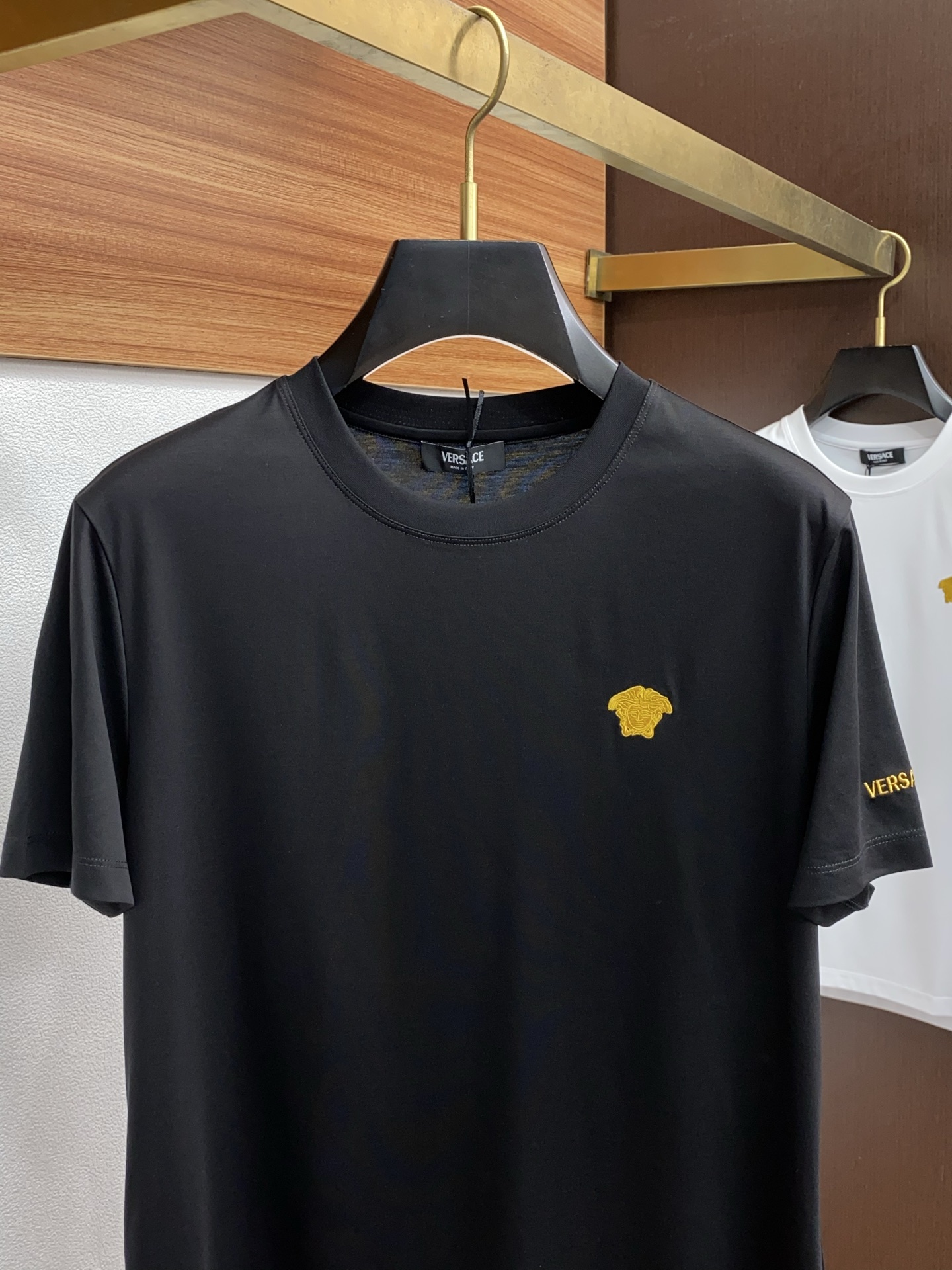 范思哲 2025春夏新款首发专柜最新款圆领短袖 高端订制 设计前卫时尚！品牌logo重工艺设计 高端定制