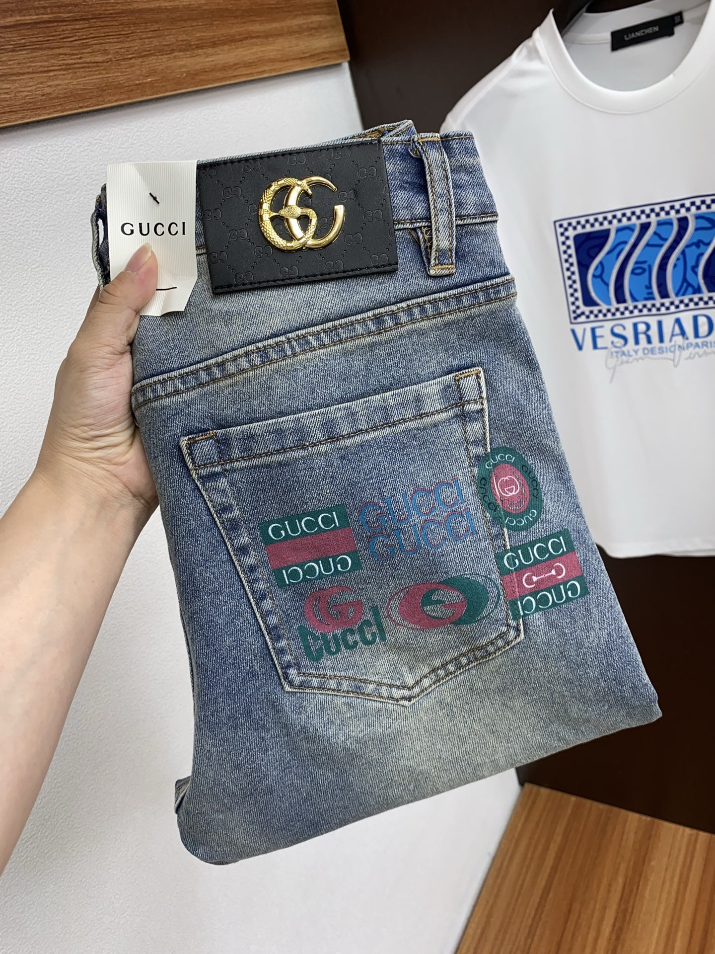 NO:479403,Guqi's new spring and summer 25th year casual jeans are clean and neatly tailored, full of urban style. The worsted fabric is soft and dry, and the upper body is crisp and stylish. The hardware is exquisite, business and casual, and so many top-level raw materials are beautiful, creating high-end products with unparalleled value. The first choice for high-end fashion and fashion people. Size 29-38, jeans, alexander wang19860909古奇25年春夏新款休闲牛仔裤 干净利落剪裁,都市风十足 采用精纺面料手感软糯干爽,上身效果挺括有型.五金精致,商务休闲非常好看如此众多的顶级原料,打造出价值感无与伦比的高端产品,高端潮流时尚人士首选 尺码29-38,,jeans,alexander wang,Men's clothing