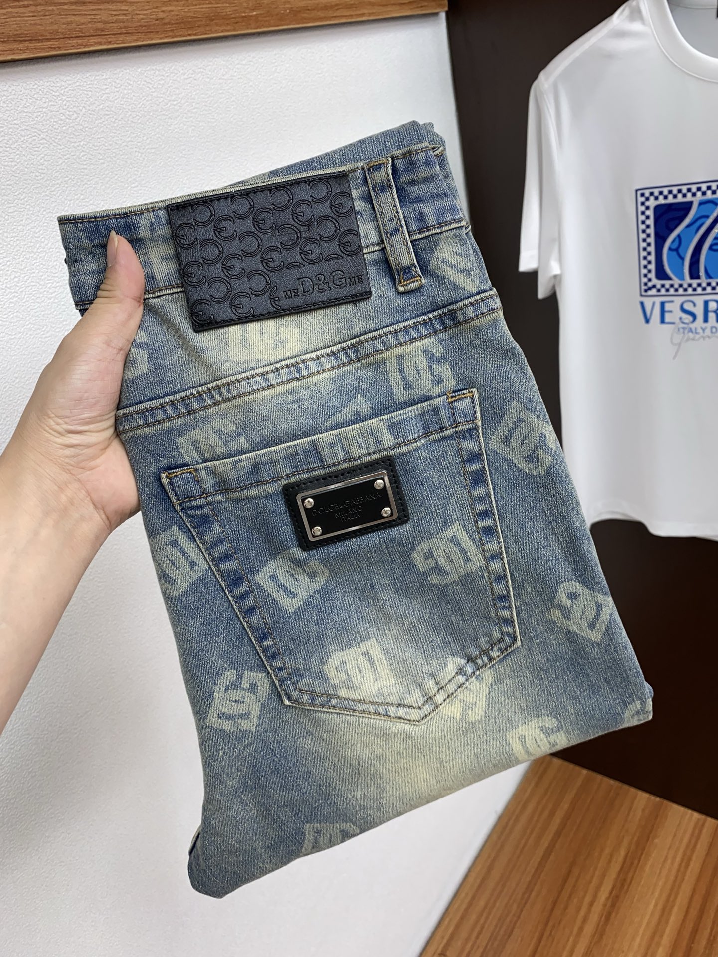 NO:479417,DG 25 spring and summer new casual jeans are clean and neatly tailored, full of urban style. They use worsted fabrics to feel soft and dry, and the upper body has a crisp and stylish effect. The hardware is exquisite, business and casual, and so many top-level raw materials, creating high-end products with unparalleled value. The first choice for high-end fashion and fashion people. Size 29-38, jeans, alexander wang19860909DG 25年春夏新款休闲牛仔裤干净利落剪裁,都市风十足 采用精纺面料手感软糯干爽,上身效果挺括有型.五金精致,商务休闲非常好看如此众多的顶级原料,打造出价值感无与伦比的高端产品,高端潮流时尚人士首选 尺码29-38,,jeans,alexander wang,Men's clothing