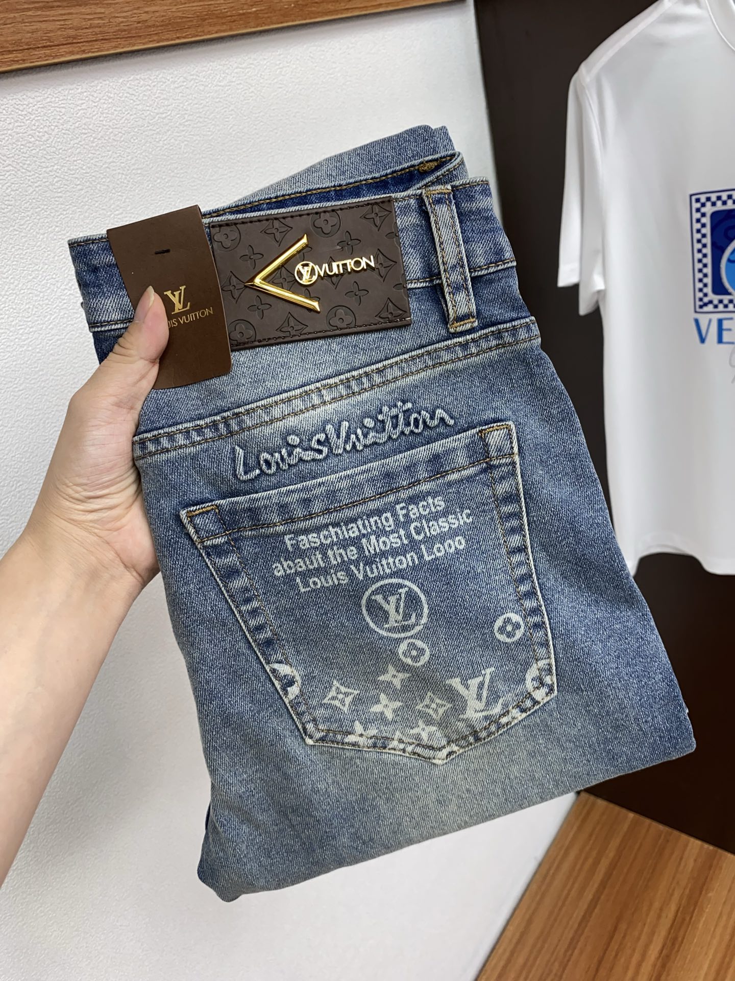 NO:479410,1v Louis Vuitton 25 spring and summer new casual jeans, clean and neat tailored, full of urban style, using worsted fabrics, soft and dry feel, and the upper body effect is crisp and stylish. The hardware is exquisite, business and casual look is very good, so many top-level raw materials are created to create high-end products with unparalleled value, the first choice for high-end fashion and fashion people. Size 29-38,,louis vuitton, jeans, alexander wang198609091v 路易威登 25年春夏新款休闲牛仔裤 干净利落剪裁,都市风十足 采用精纺面料手感软糯干爽,上身效果挺括有型.五金精致,商务休闲非常好看如此众多的顶级原料,打造出价值感无与伦比的高端产品,高端潮流时尚人士首选 尺码29-38,,louis vuitton,jeans,alexander wang,Men's clothing