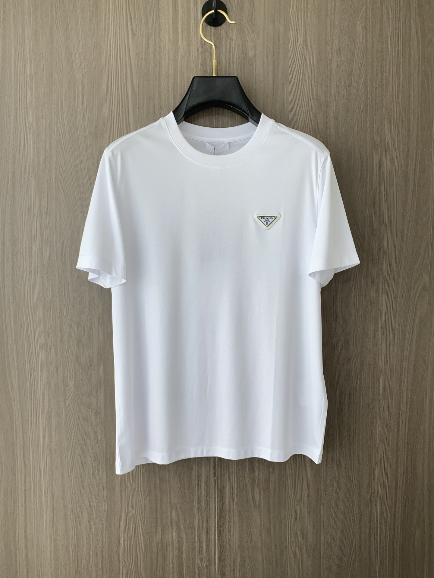 普拉达 2春夏新款首发专柜最新款圆领短袖 高端订制 设计前卫时尚！品牌logo重工艺设计 高端定制100