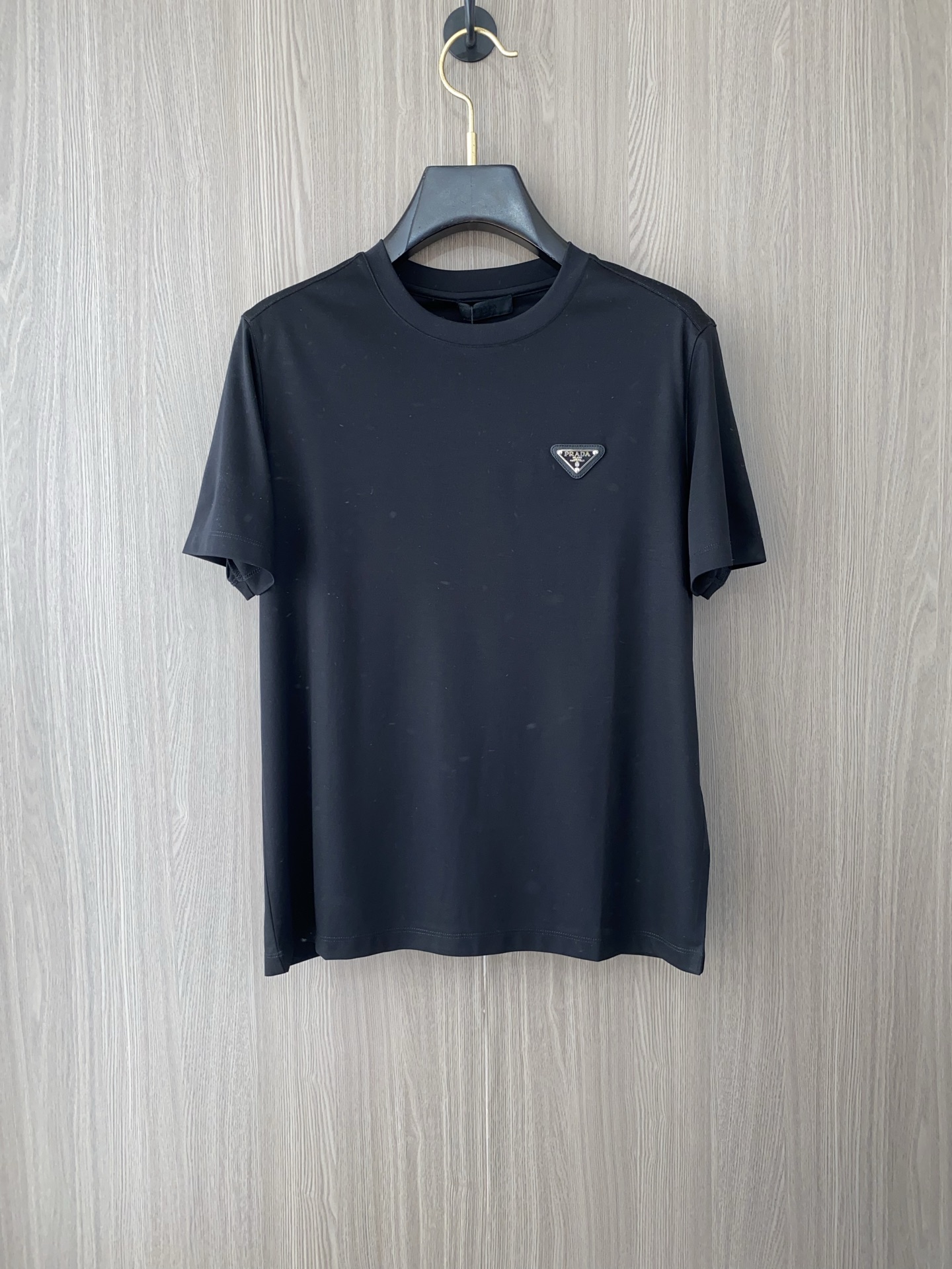 NO:492442,Prada 2025 spring and summer new styles are the latest round neck short sleeves in the counter, high-end customization, avant-garde and fashionable design!  Brand logo heavy craft design, high-end customized 100 double-sided mercerated cotton fabric, soft feel, comfortable to wear, exquisite counter-level car line, fine workmanship, invincible and handsome upper body effect!  A must-have item for handsome men!  Code number M-3xL, prada, T-shirt, alexander wang19860909普拉达 2025春夏新款首发专柜最新款圆领短袖 高端订制 设计前卫时尚！品牌logo重工艺设计 高端定制100支双面丝光棉面料.手感柔软.穿着舒适.专柜级别精致车线.做工精细.上身效果无敌帅气！型男必备单品！码数M-3xL,,prada,T-shirt,alexander wang,Men's clothing