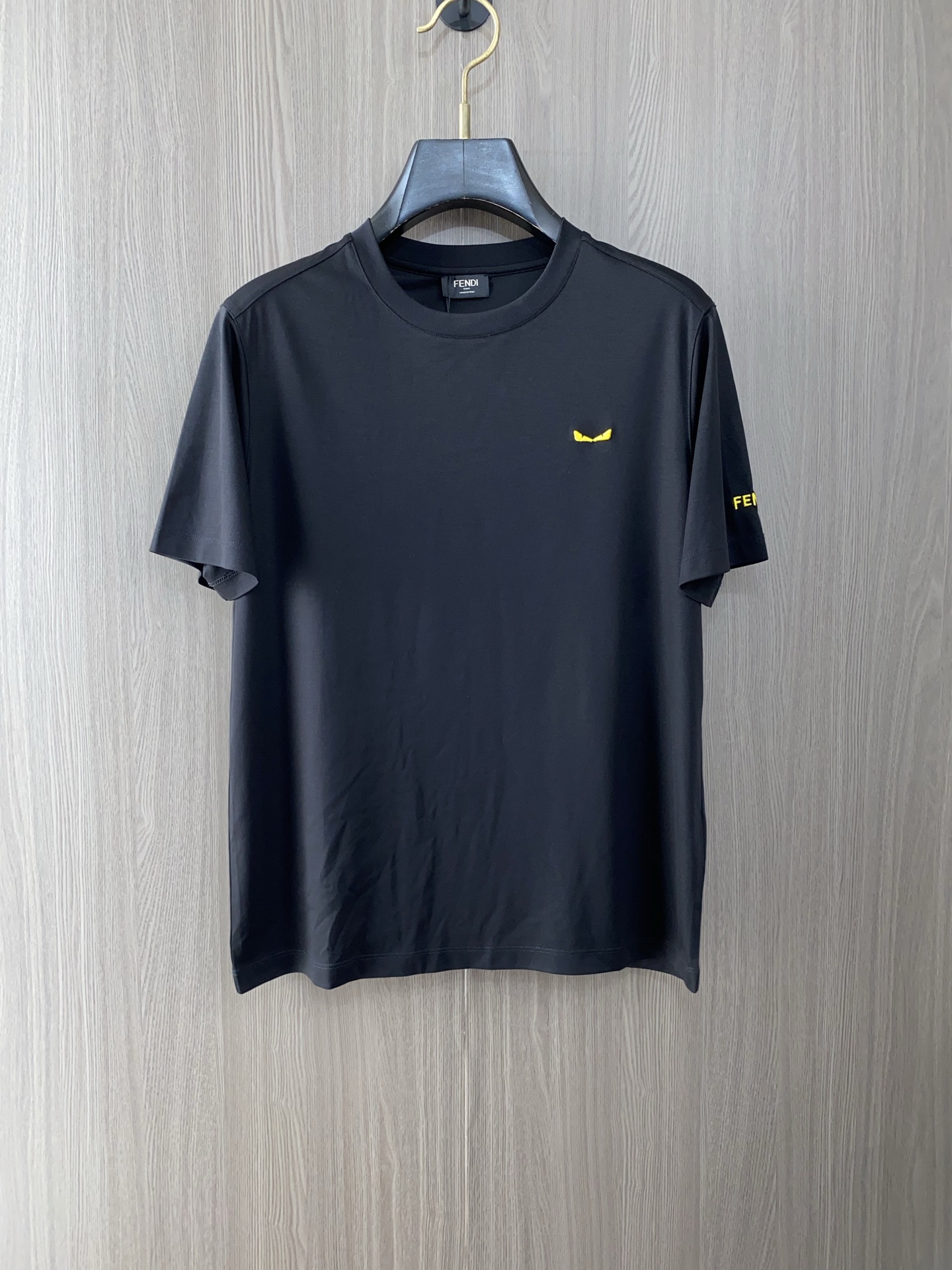 芬迪 春夏新款首发专柜最新款圆领短袖 高端订制 设计前卫时尚！品牌logo重工艺设计 高端定制100支双