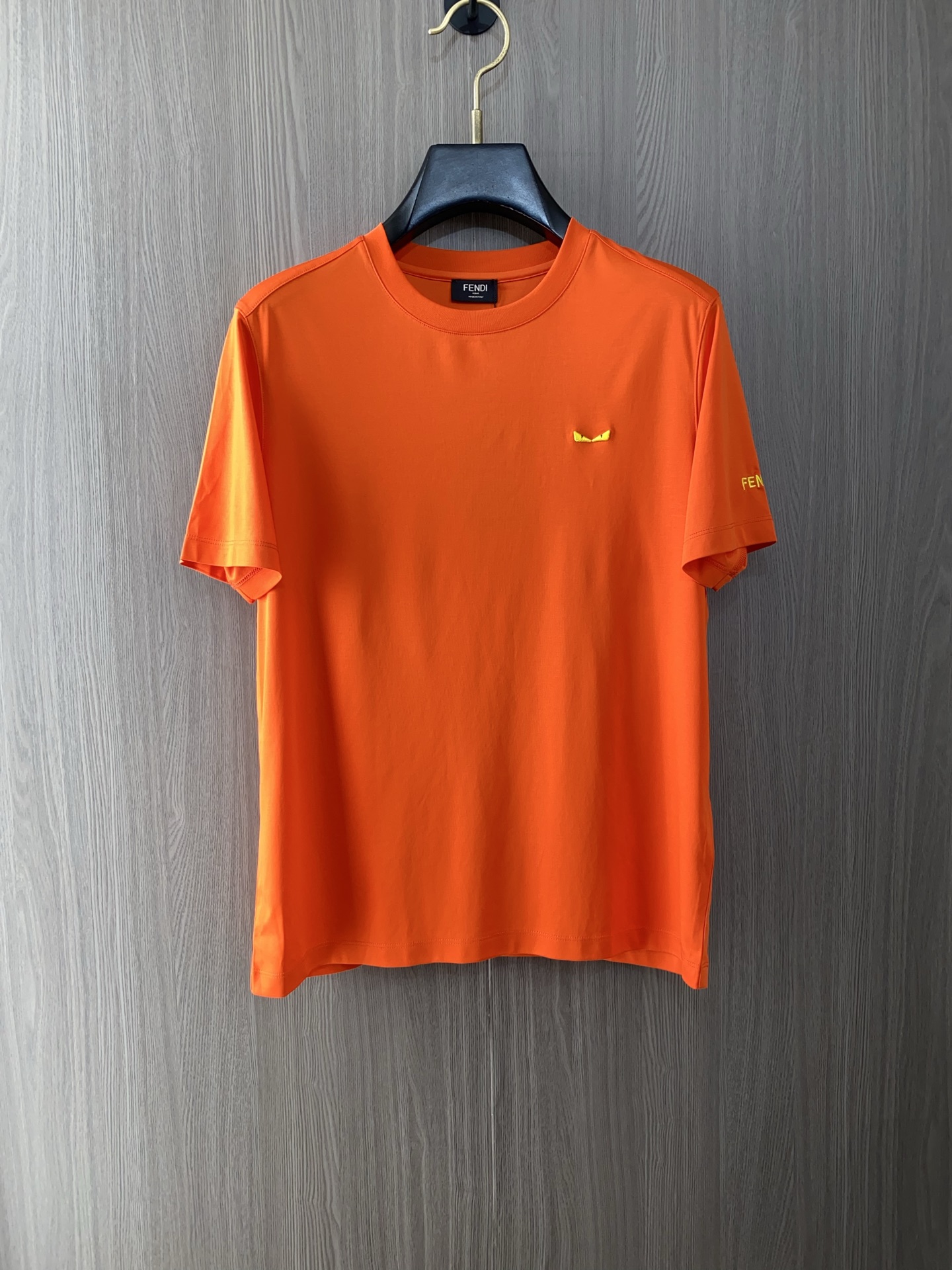 NO:421082,Fendi 2025 spring and summer new styles are the latest round neck short sleeves in the counter, high-end customization, avant-garde and fashionable design!  Brand logo heavy craft design, high-end customized 100 double-sided mercerated cotton fabric, soft feel, comfortable to wear, exquisite counter-level car line, fine workmanship, invincible and handsome upper body effect!  A must-have item for handsome men!  Code number M-3xL, fendi, T-shirt, alexander wang19860909芬迪 2025春夏新款首发专柜最新款圆领短袖 高端订制 设计前卫时尚！品牌logo重工艺设计 高端定制100支双面丝光棉面料.手感柔软.穿着舒适.专柜级别精致车线.做工精细.上身效果无敌帅气！型男必备单品！码数M-3xL,,fendi,T-shirt,alexander wang,Men's clothing