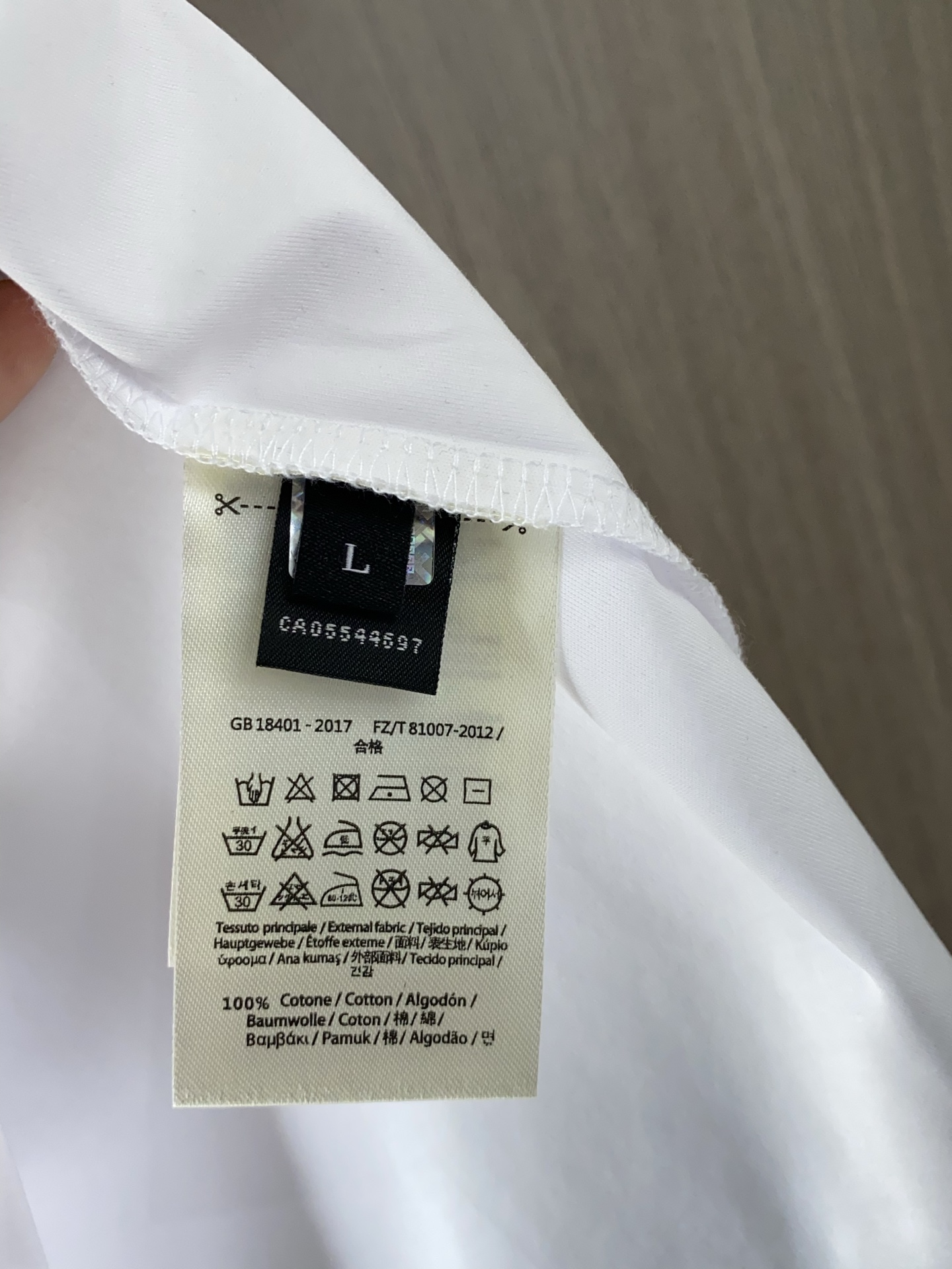 芬迪 春夏新款首发专柜最新款圆领短袖 高端订制 设计前卫时尚！品牌logo重工艺设计 高端定制100支双