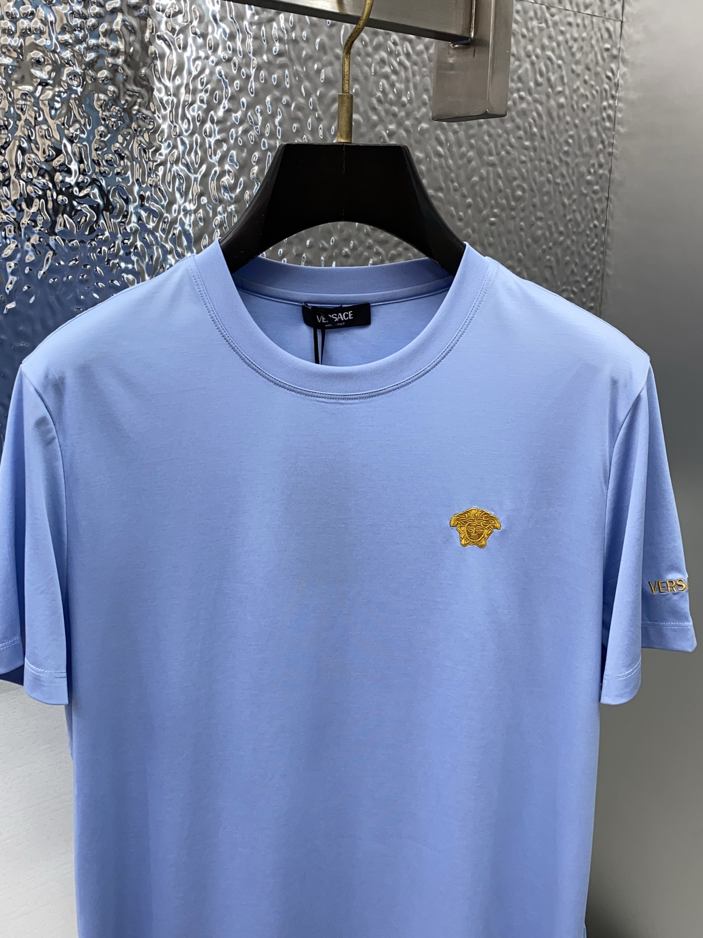 范思哲 蓝色 M-xL 春夏新款首发专柜最新款圆领短袖 高端订制 设计前卫时尚！品牌logo重工艺设计 
