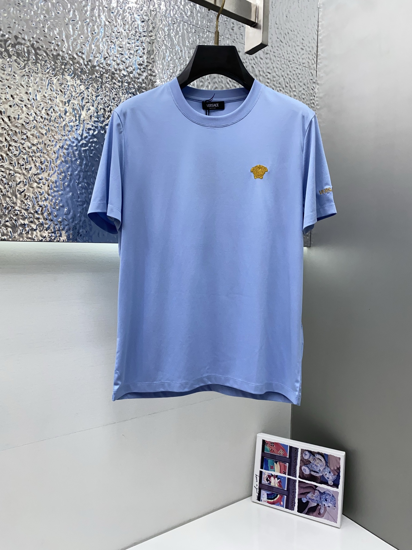 范思哲 蓝色 M-xL 春夏新款首发专柜最新款圆领短袖 高端订制 设计前卫时尚！品牌logo重工艺设计 
