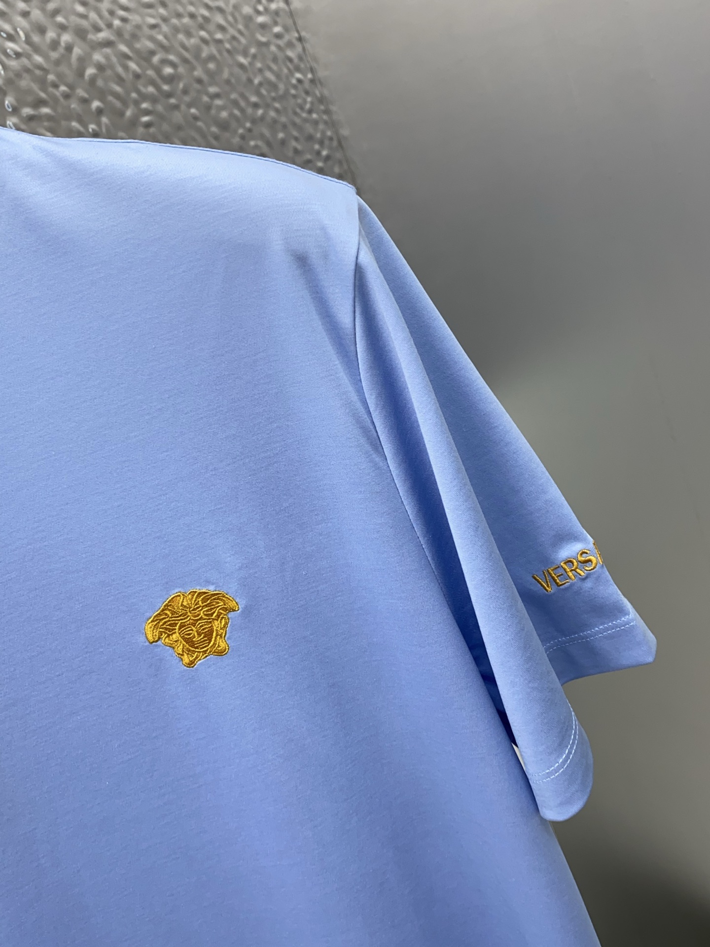 范思哲 蓝色 M-xL 春夏新款首发专柜最新款圆领短袖 高端订制 设计前卫时尚！品牌logo重工艺设计 